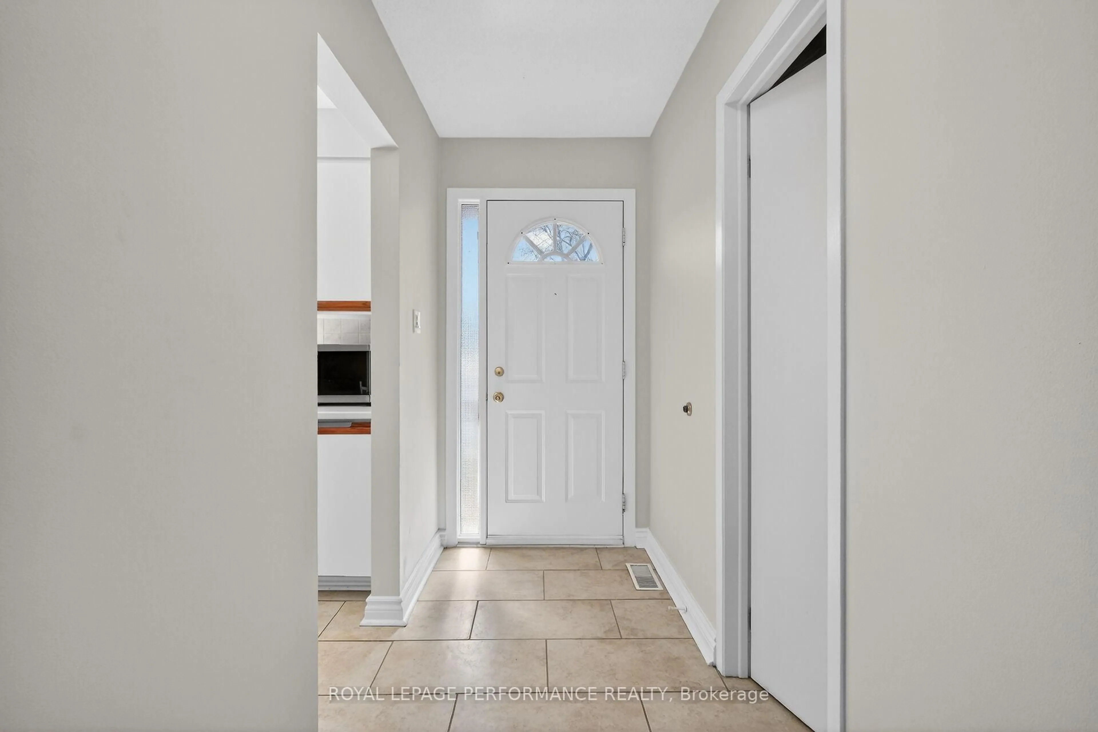 Indoor entryway for 1389 Palmerston Dr #108, Ottawa Ontario K1J 8N9