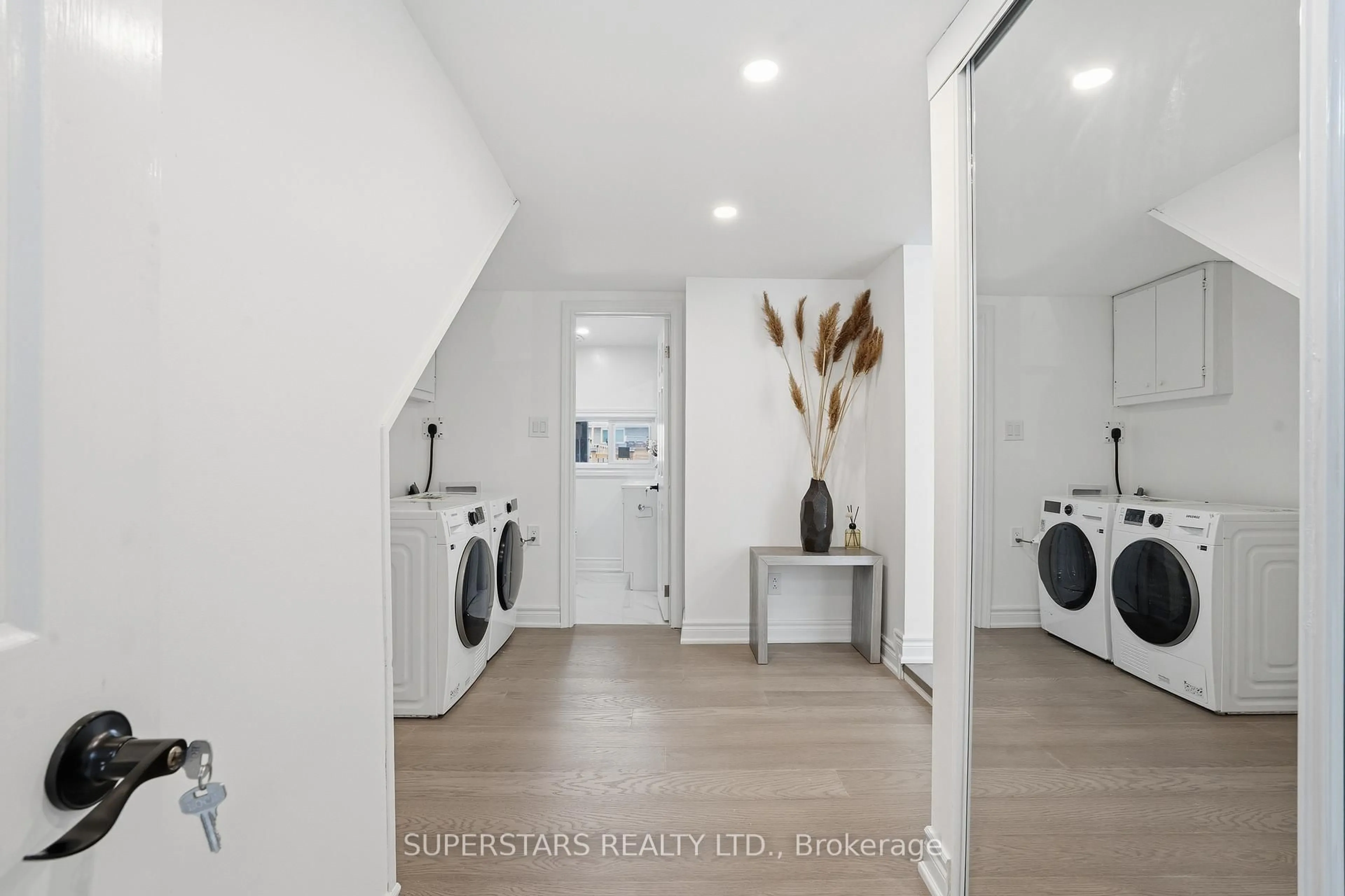 Laundry room for 68 Magill St, Hamilton Ontario L8R 2Y5