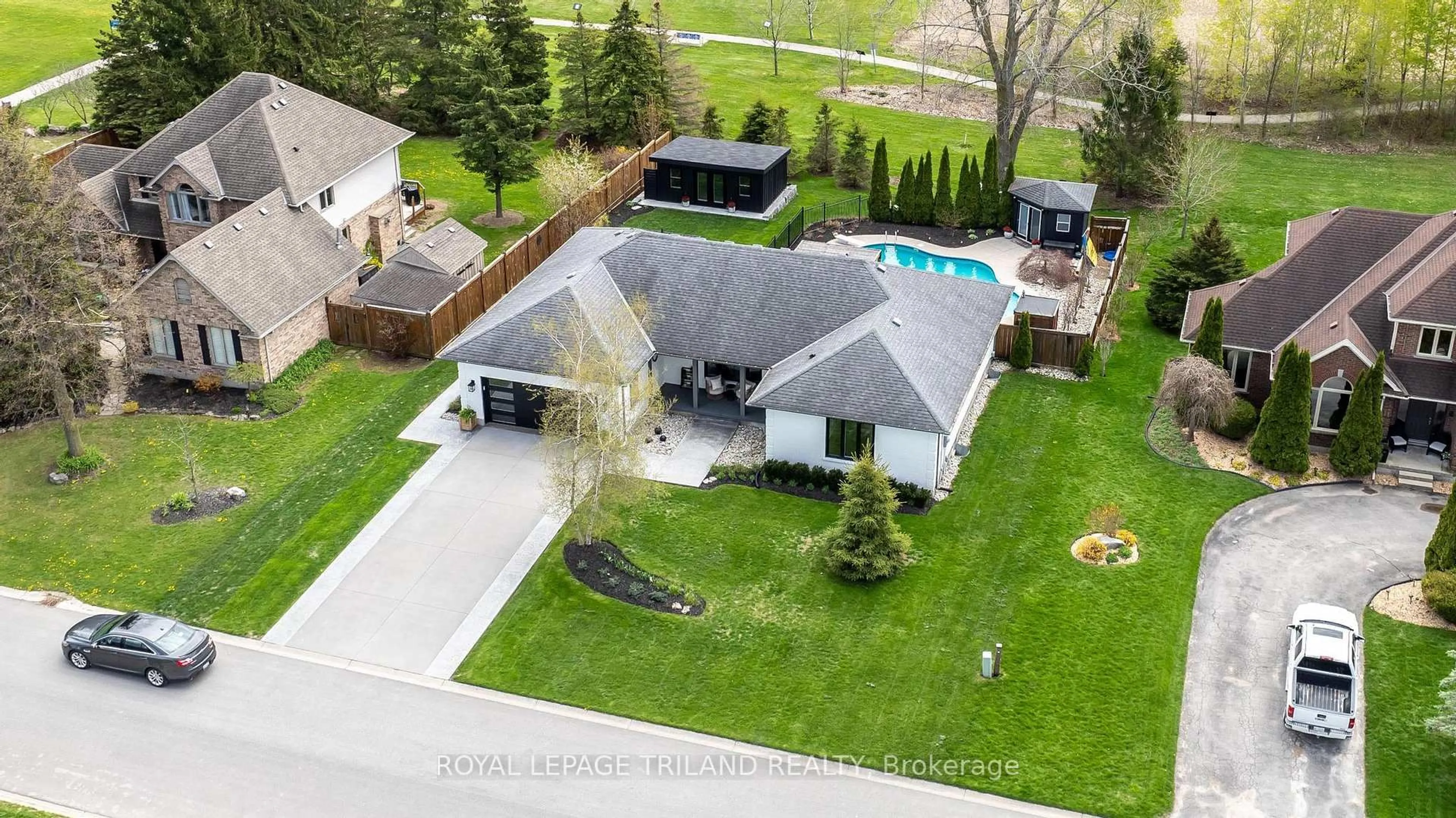 A pic from outside/outdoor area/front of a property/back of a property/a pic from drone, street for 9 Heritage Pl, Middlesex Centre Ontario N0M 2A0