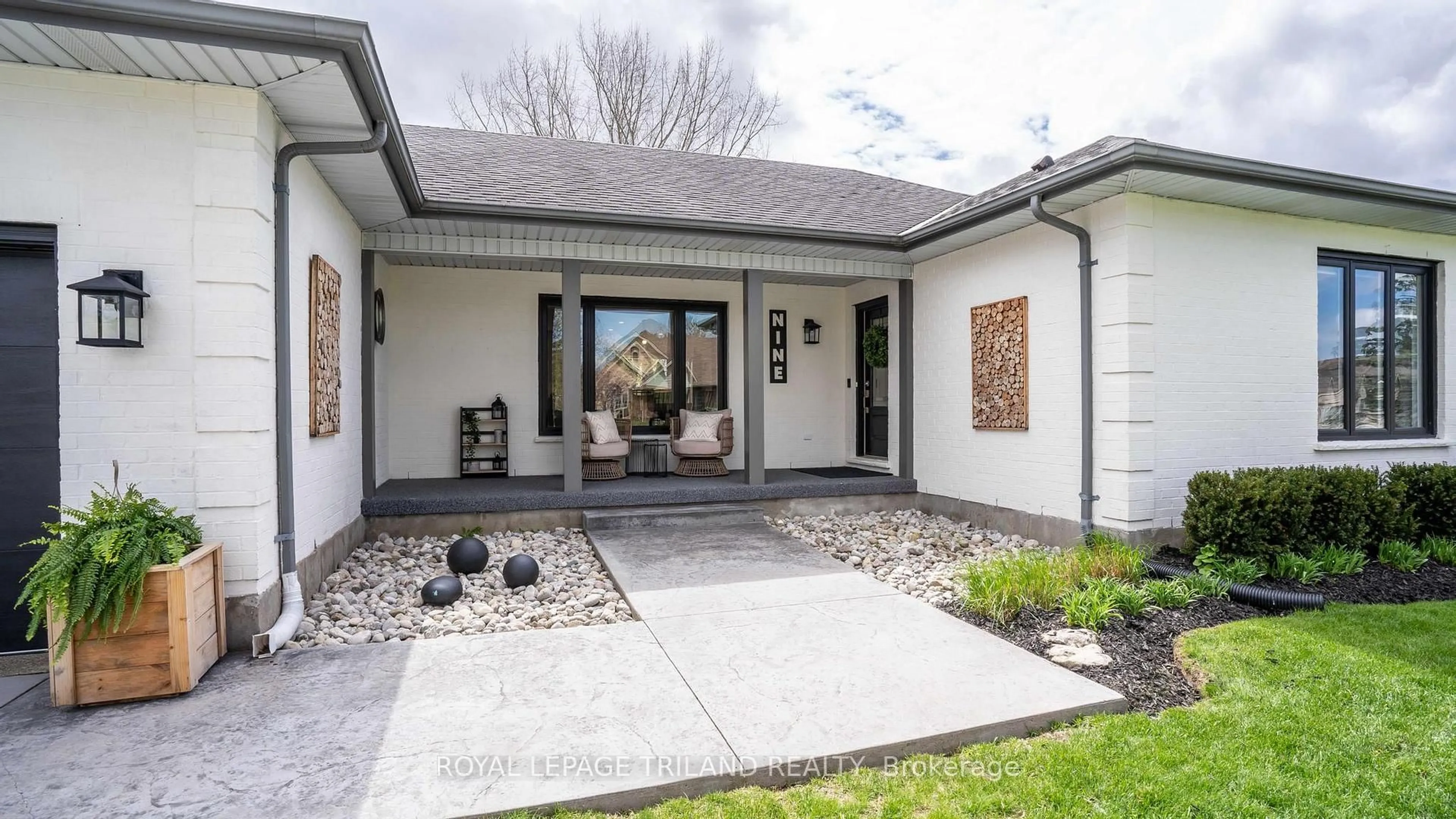 Indoor entryway for 9 Heritage Pl, Middlesex Centre Ontario N0M 2A0