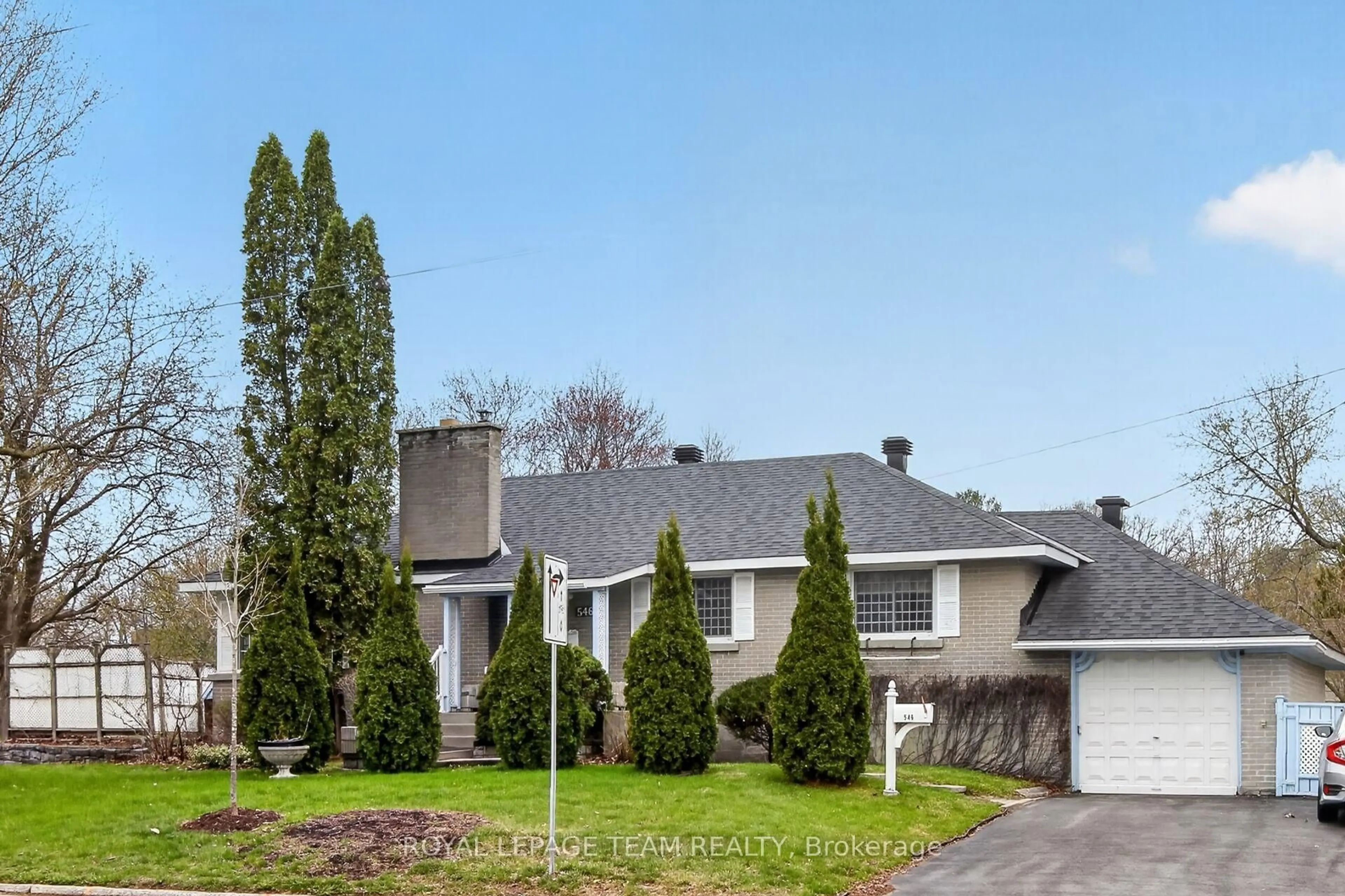 Home with vinyl exterior material, street for 546 Sherbourne Rd, Ottawa Ontario K2A 3G5