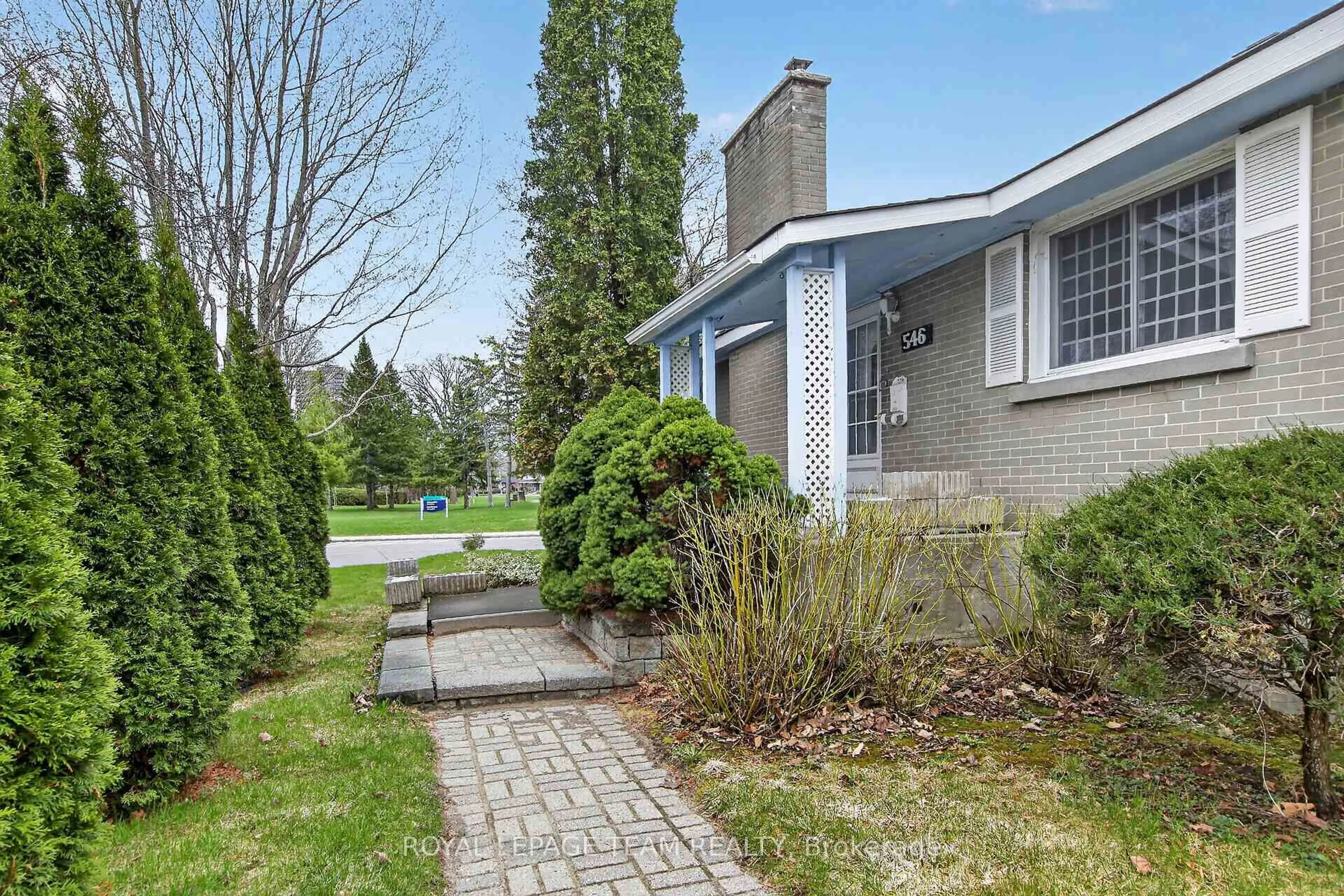 Patio, street for 546 Sherbourne Rd, Ottawa Ontario K2A 3G5