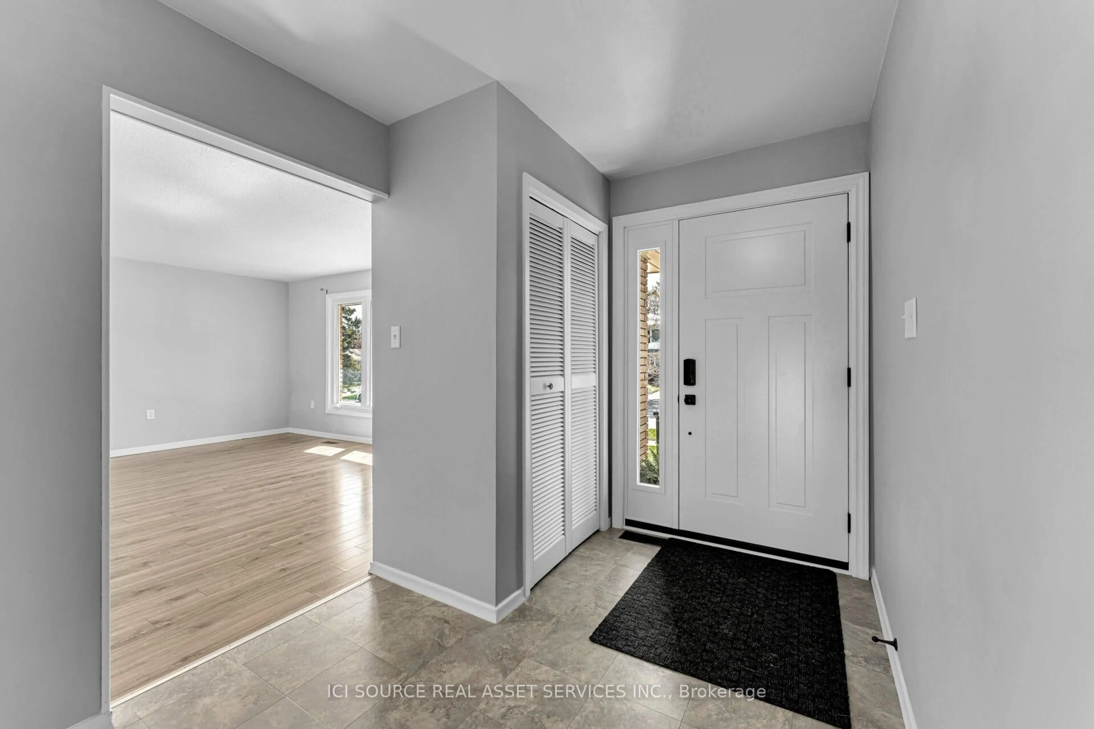 Indoor entryway for 737 Holgate Cres, Kingston Ontario K7M 5A7
