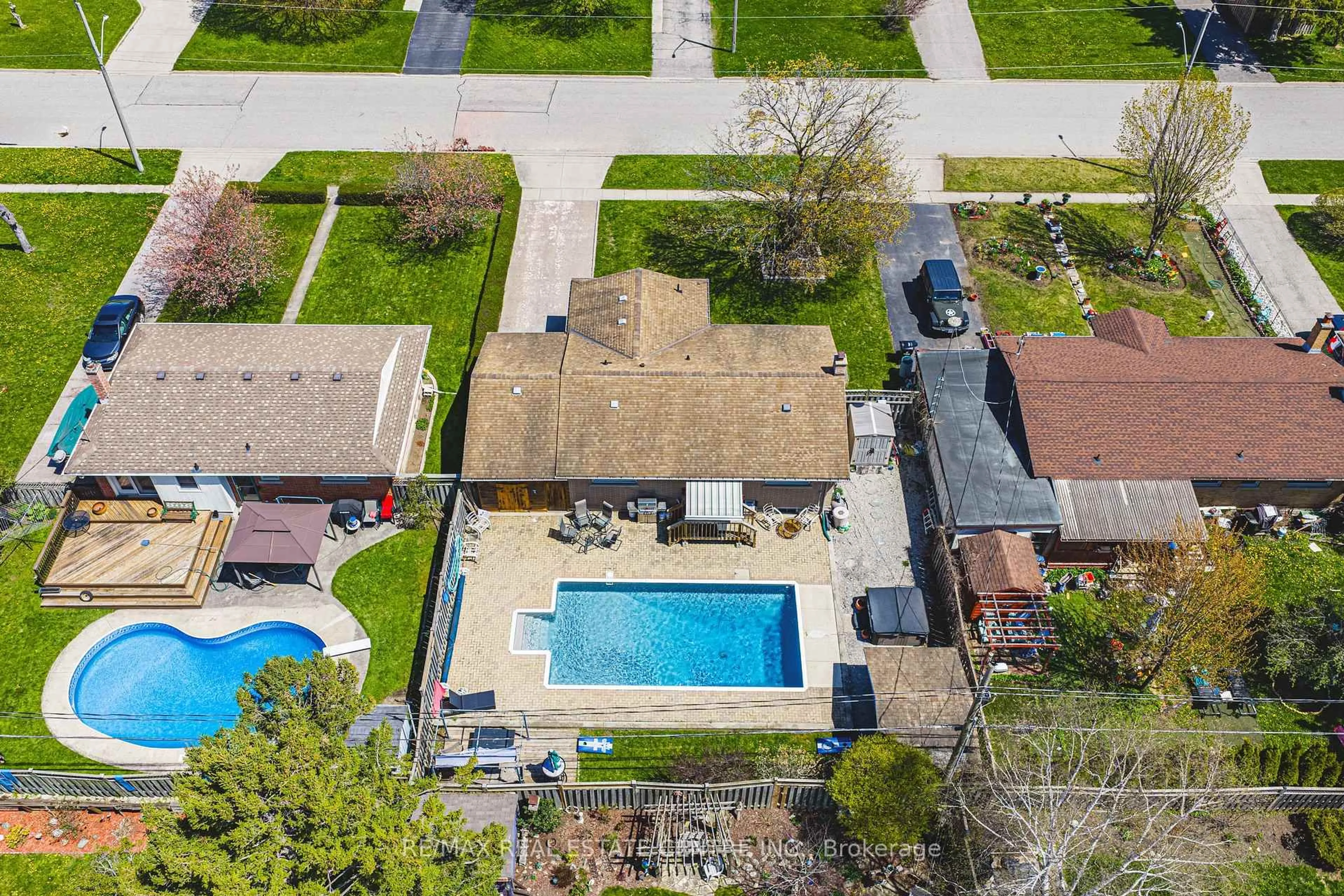 A pic from outside/outdoor area/front of a property/back of a property/a pic from drone, street for 1338 ELEANOR Ave, Cambridge Ontario N3H 4N2