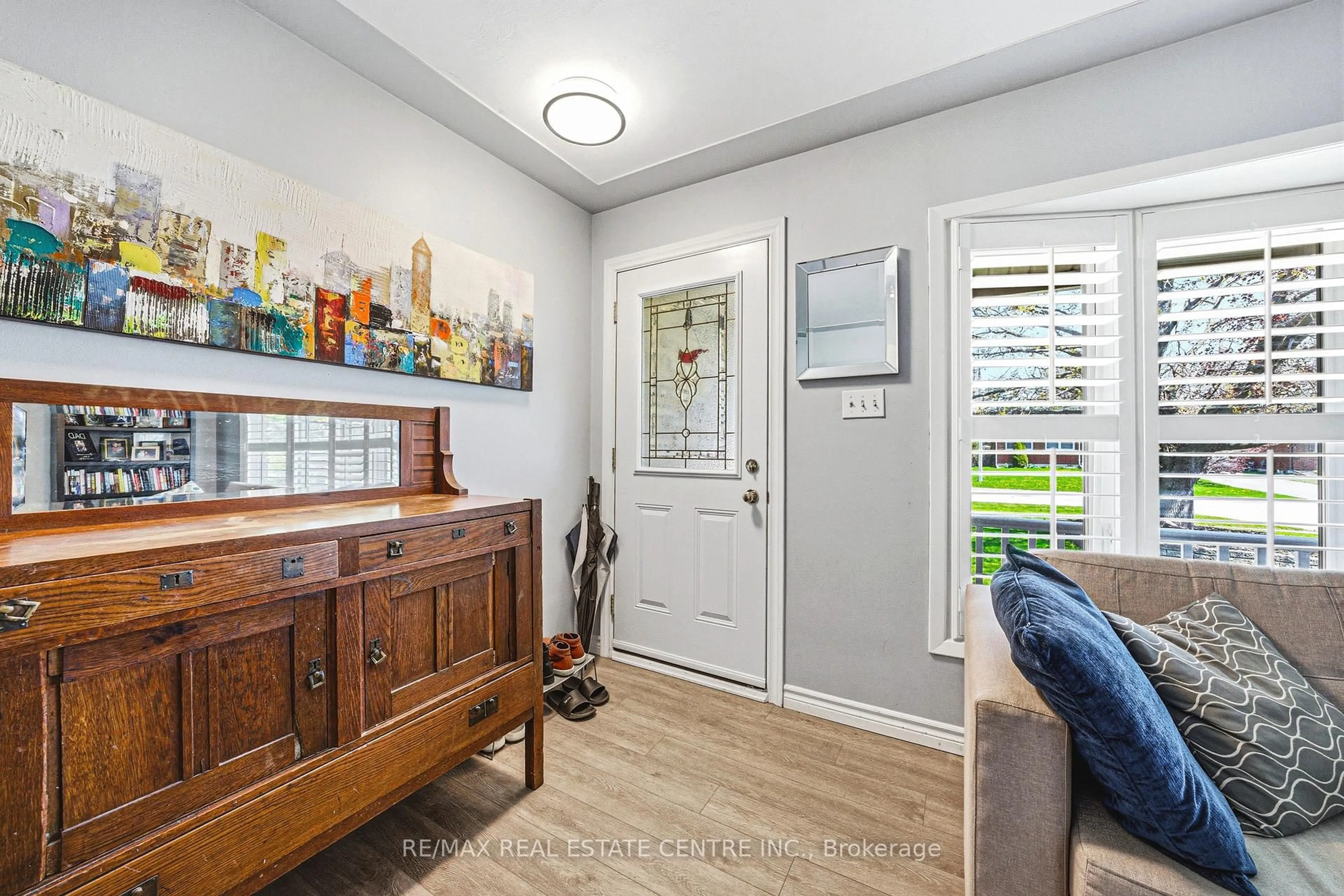 Indoor entryway for 1338 ELEANOR Ave, Cambridge Ontario N3H 4N2