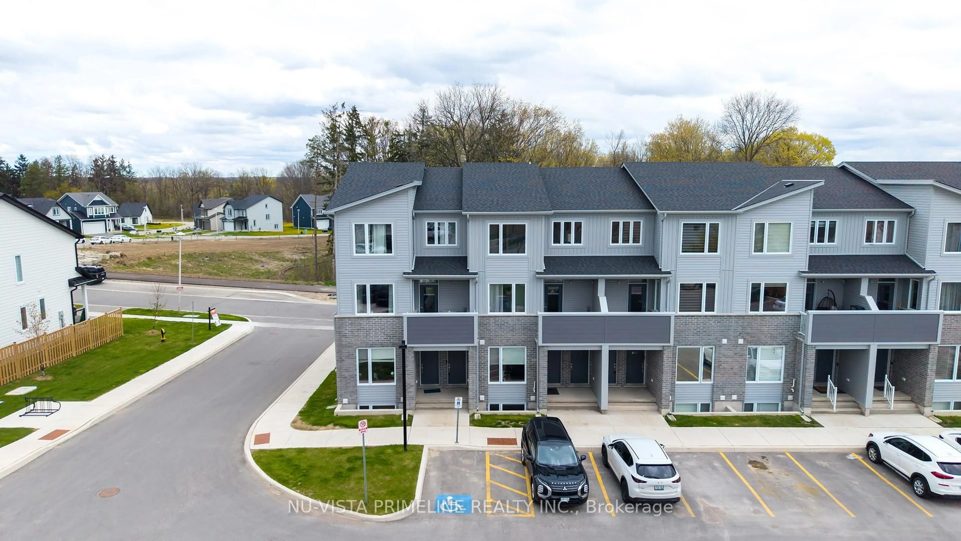 A pic from outside/outdoor area/front of a property/back of a property/a pic from drone, street for 925 DEVERON Cres #6, London South Ontario N5Z 5A4
