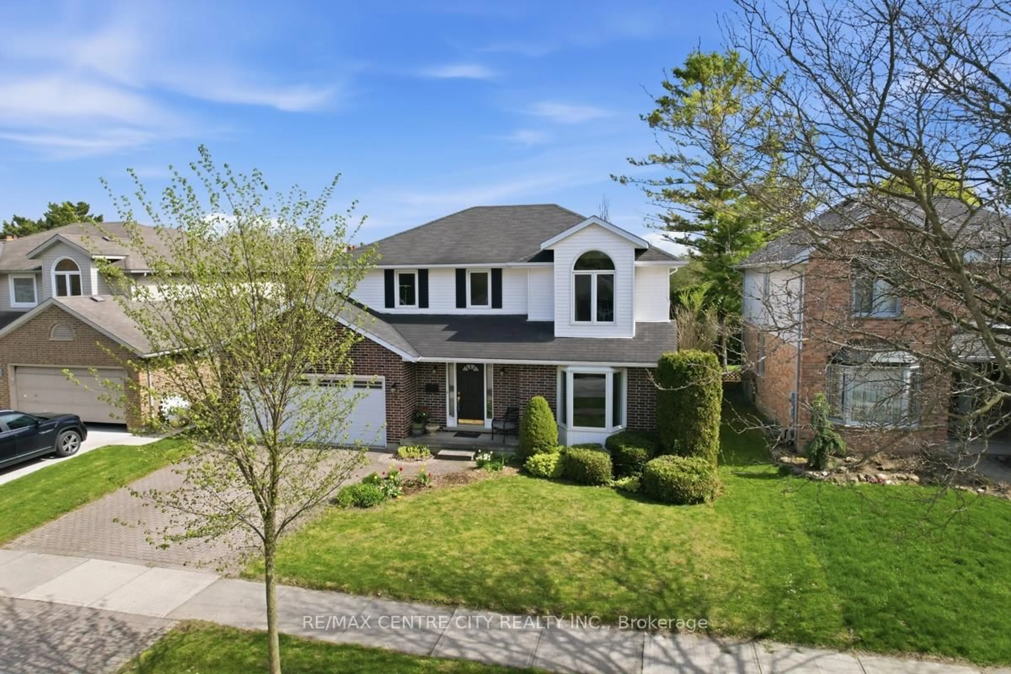 A pic from outside/outdoor area/front of a property/back of a property/a pic from drone, street for 72 Robinson Lane, London North Ontario N5X 3V4