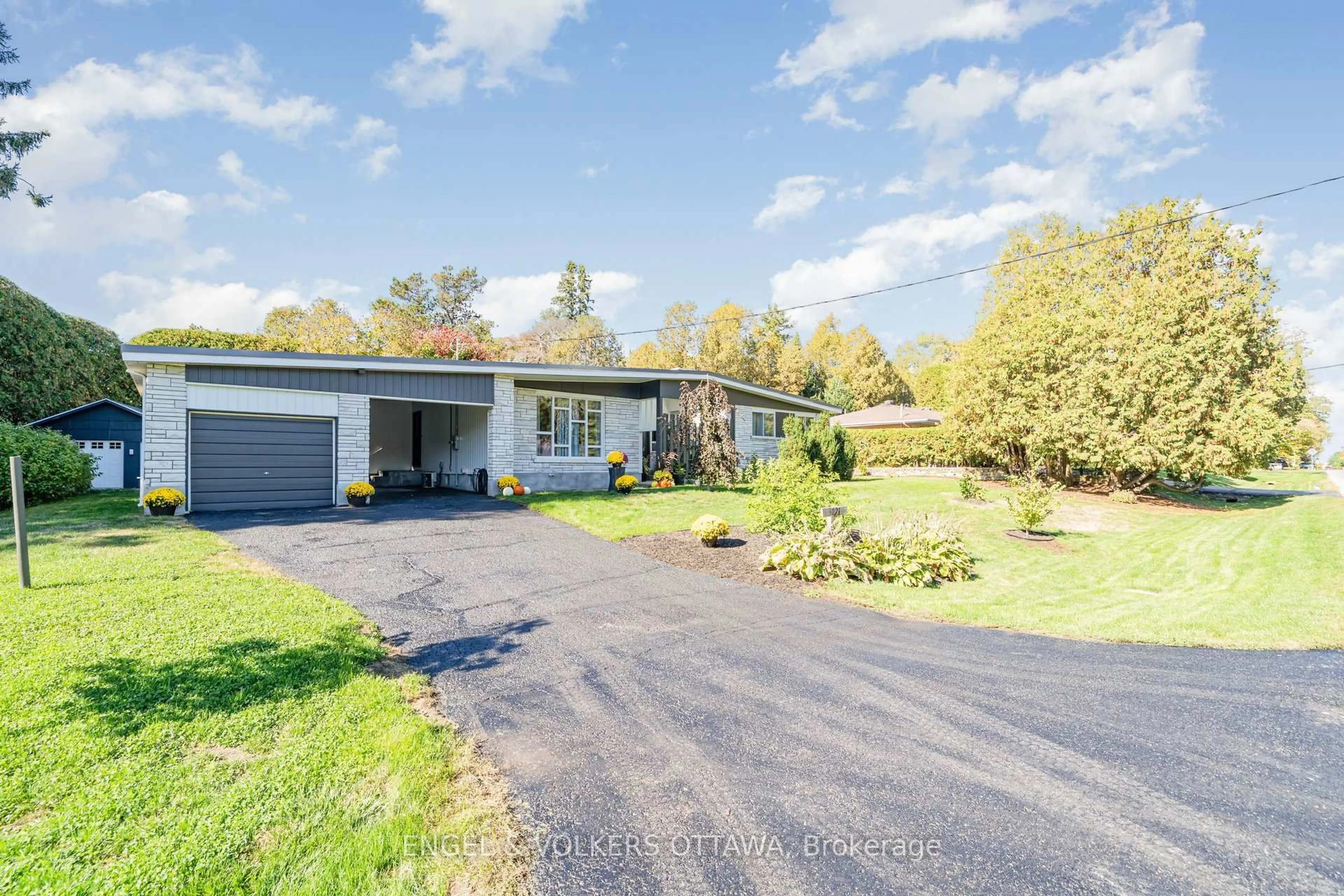 A pic from outside/outdoor area/front of a property/back of a property/a pic from drone, street for 121 Grenfell Cres, Nepean Ontario K2G 0G5