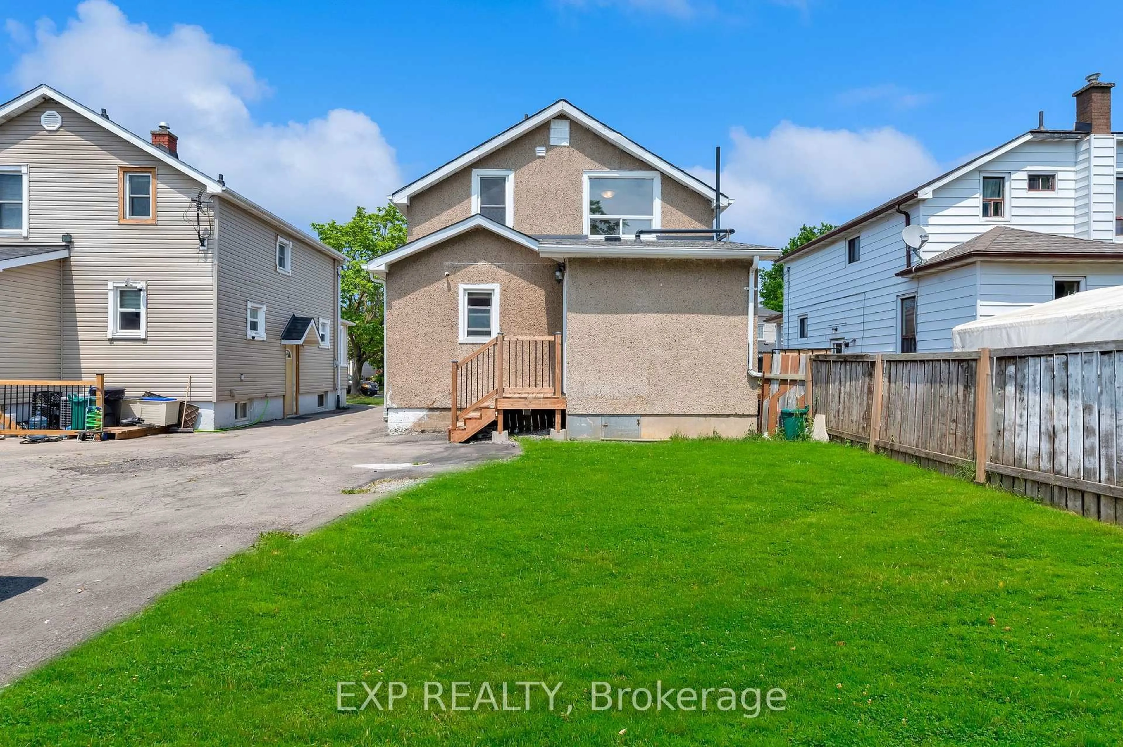 A pic from outside/outdoor area/front of a property/back of a property/a pic from drone, street for 27 Lasalle St, Welland Ontario L3B 4J5