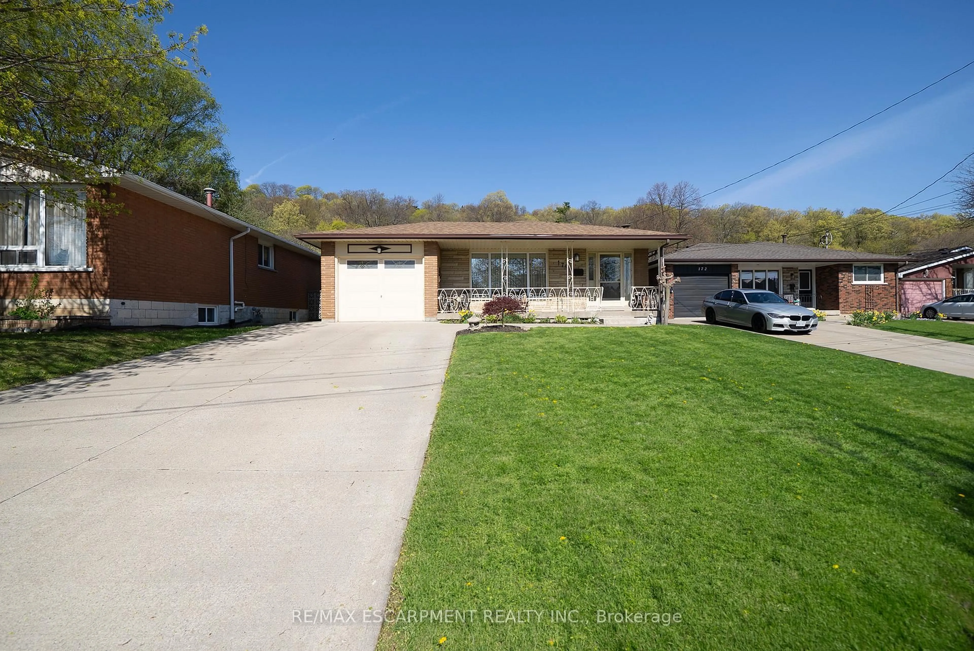 A pic from outside/outdoor area/front of a property/back of a property/a pic from drone, street for 176 Kimberly Dr, Hamilton Ontario L8K 4L1