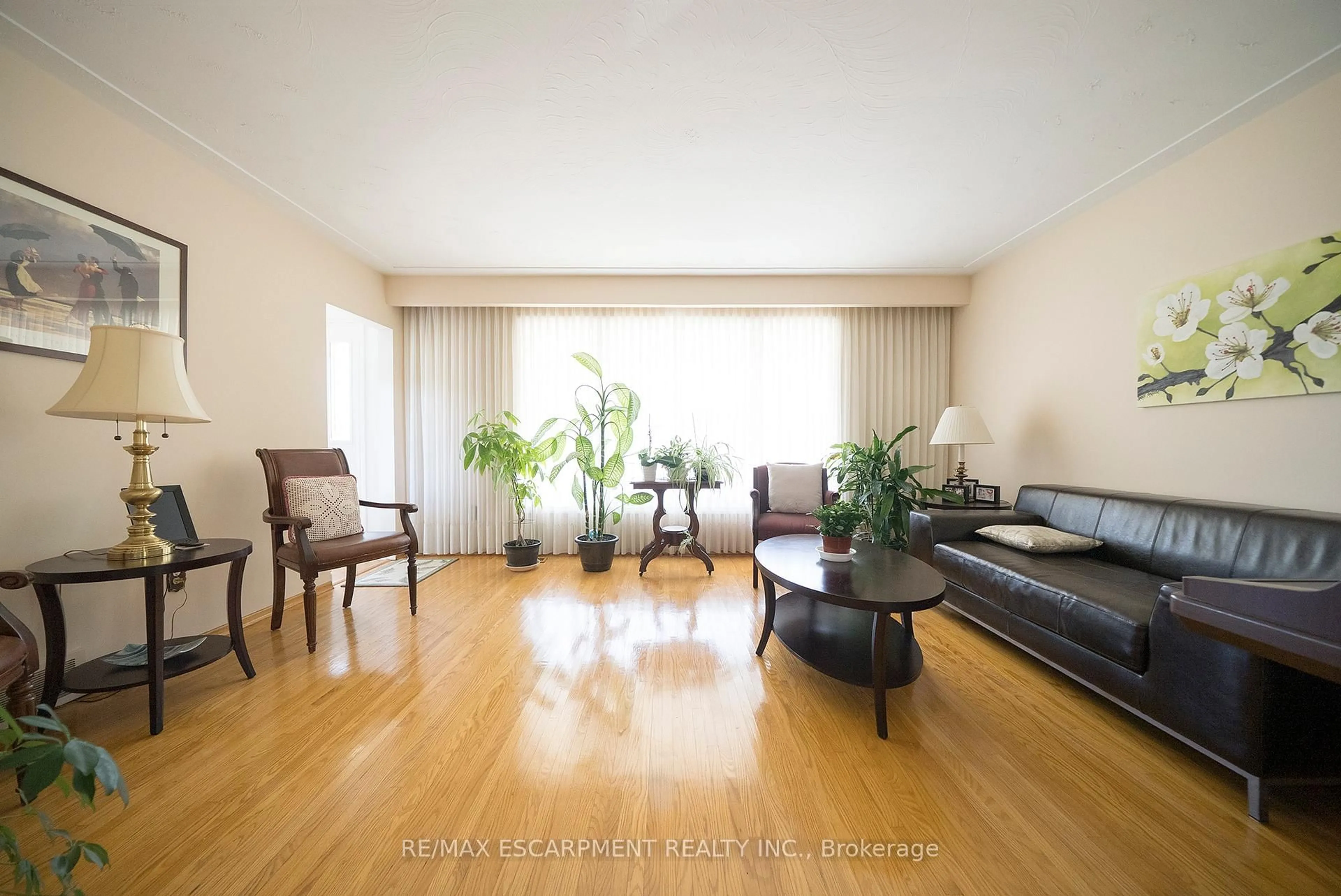 Living room with furniture, wood/laminate floor for 176 Kimberly Dr, Hamilton Ontario L8K 4L1