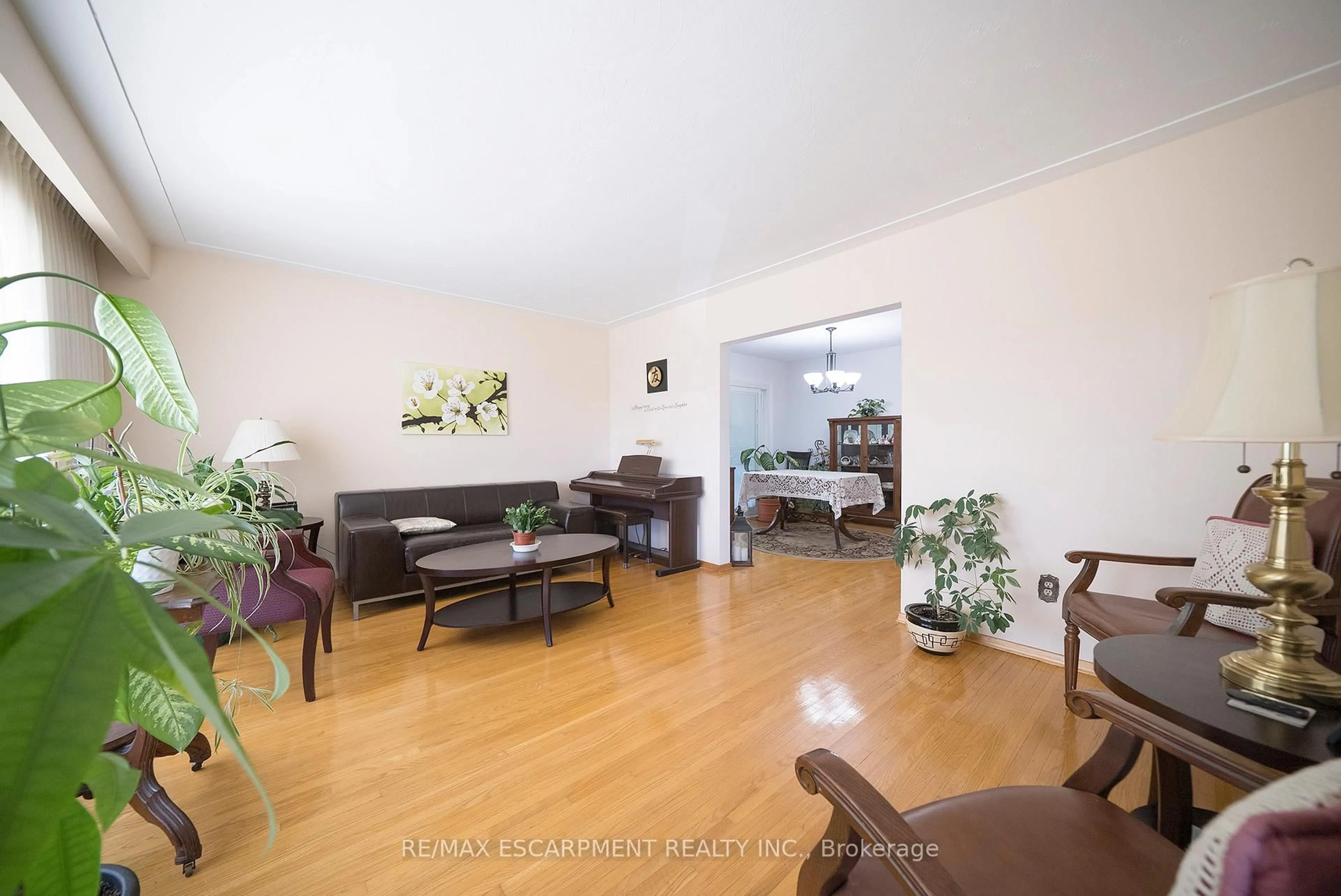 Living room with furniture, wood/laminate floor for 176 Kimberly Dr, Hamilton Ontario L8K 4L1