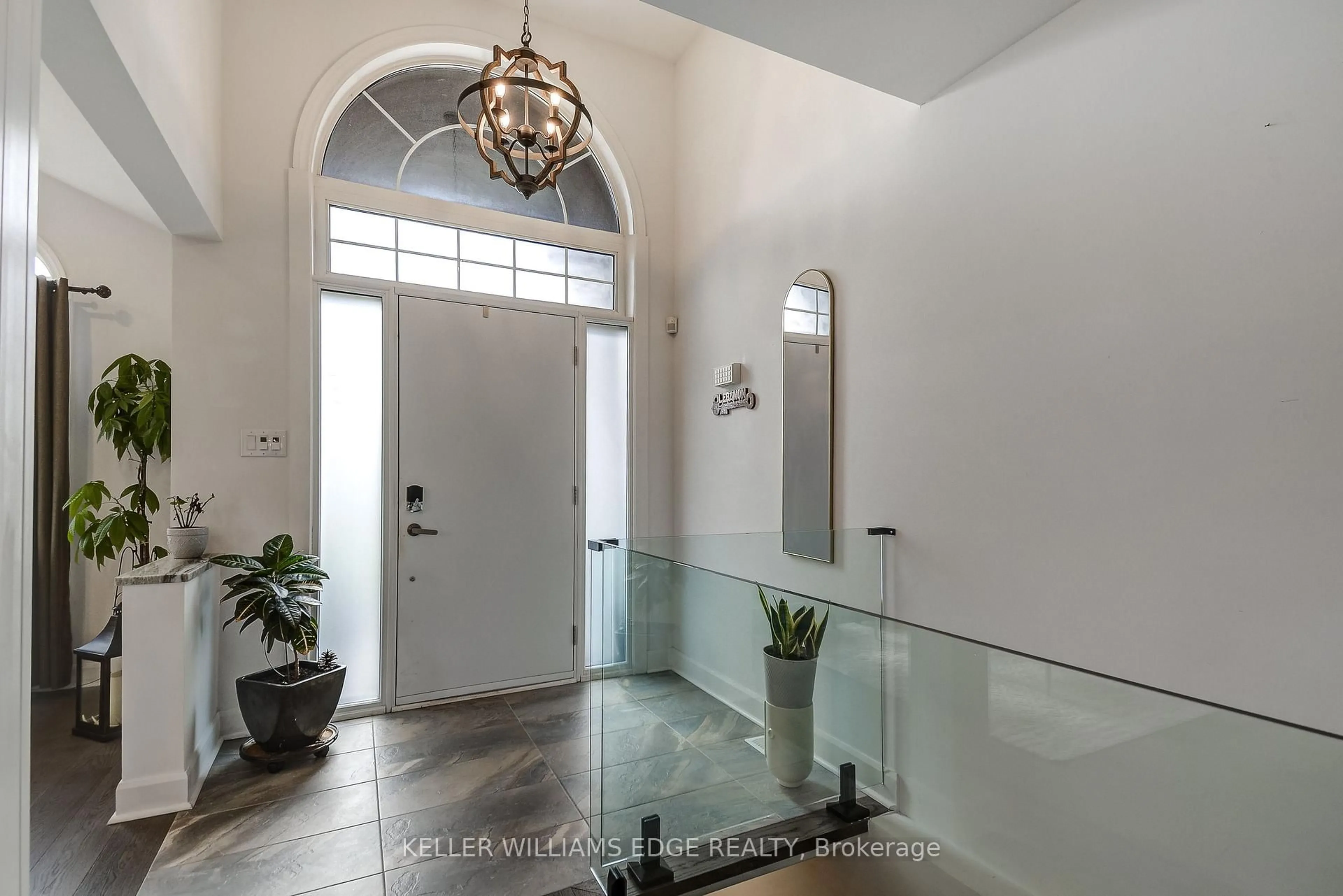 Indoor entryway for 29 Wiltshire Pl, Hamilton Ontario L9K 1M4