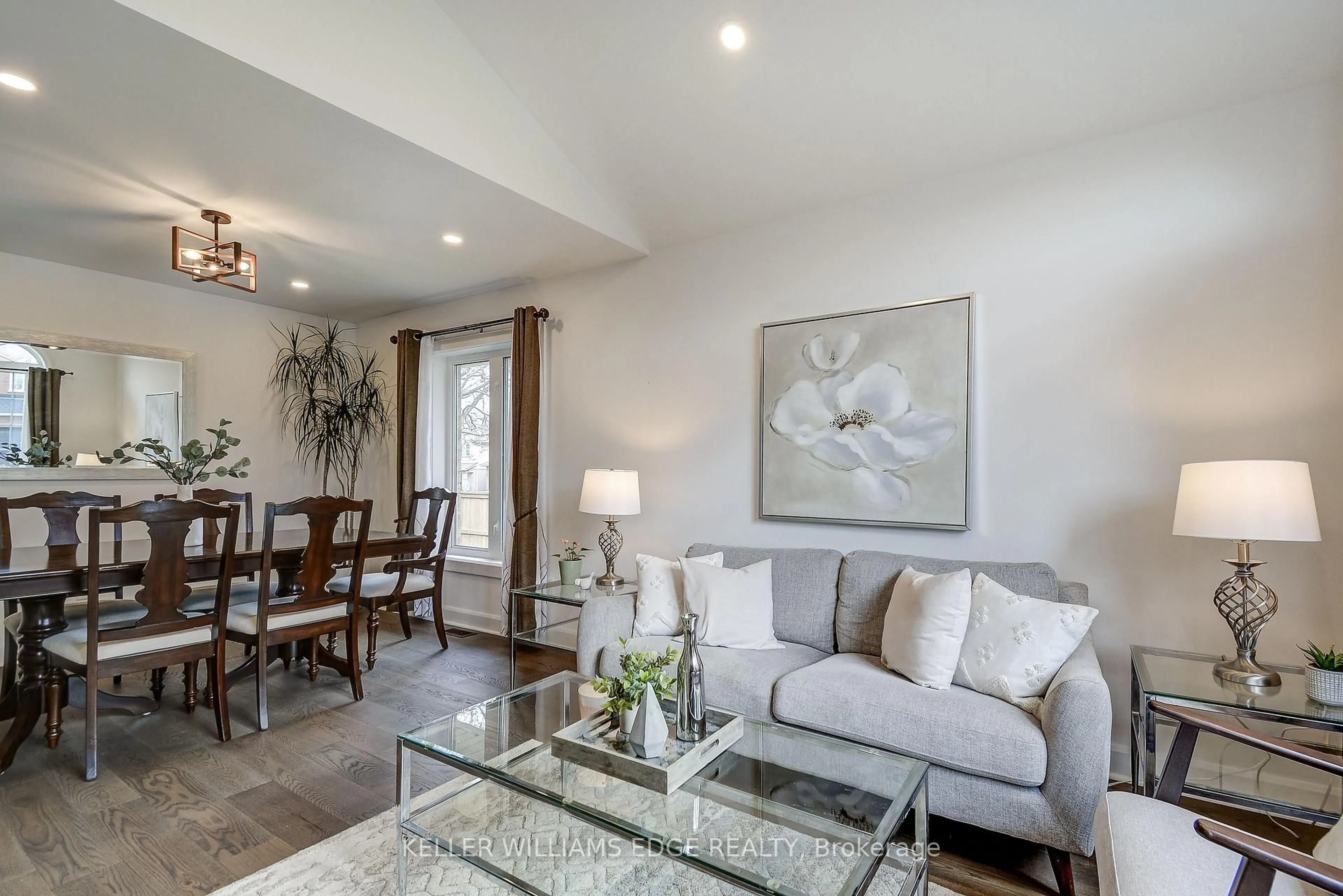 Living room with furniture, unknown for 29 Wiltshire Pl, Hamilton Ontario L9K 1M4