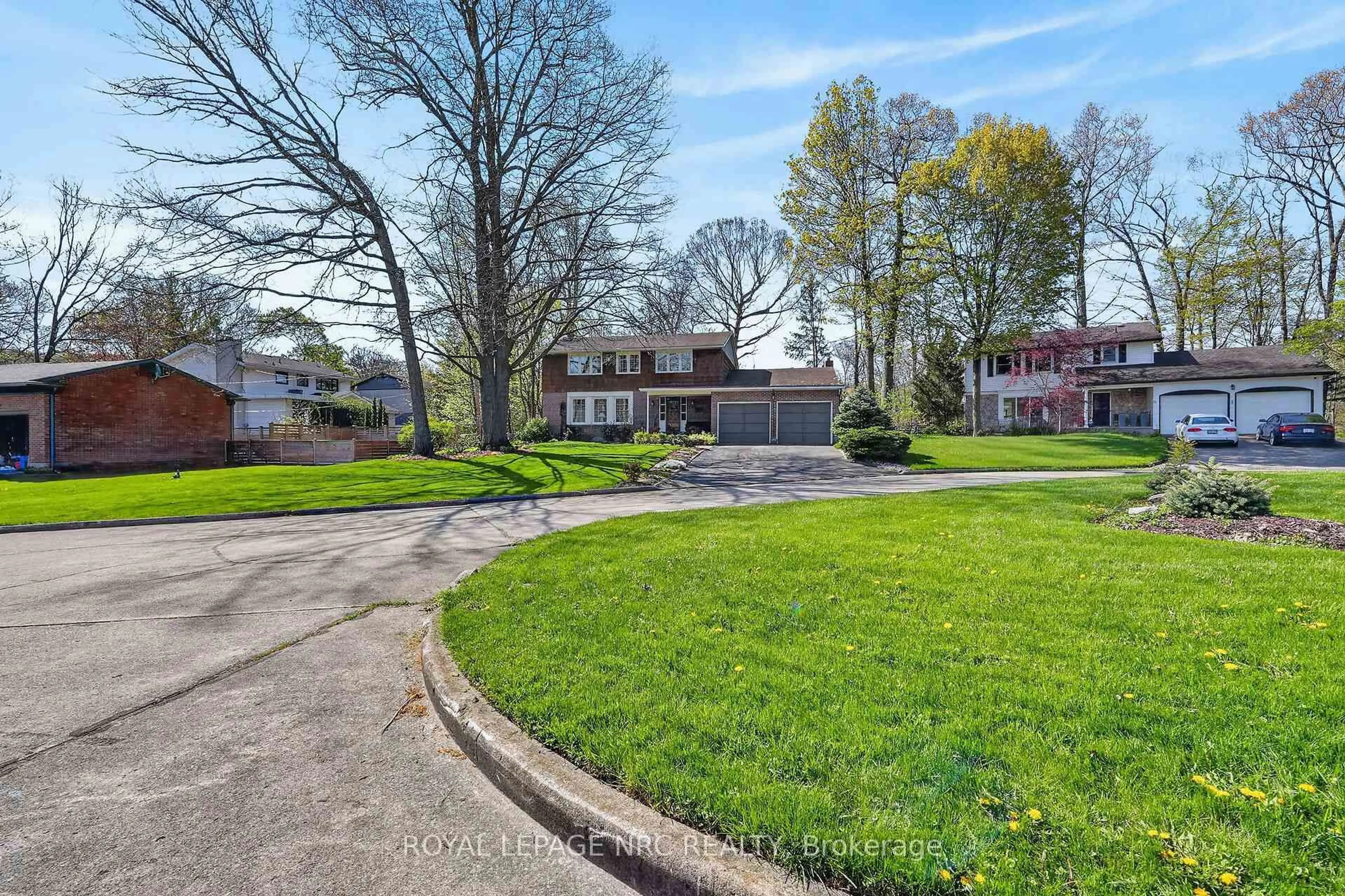 A pic from outside/outdoor area/front of a property/back of a property/a pic from drone, street for 10 Briarfield Cres, St. Catharines Ontario L2T 3T5