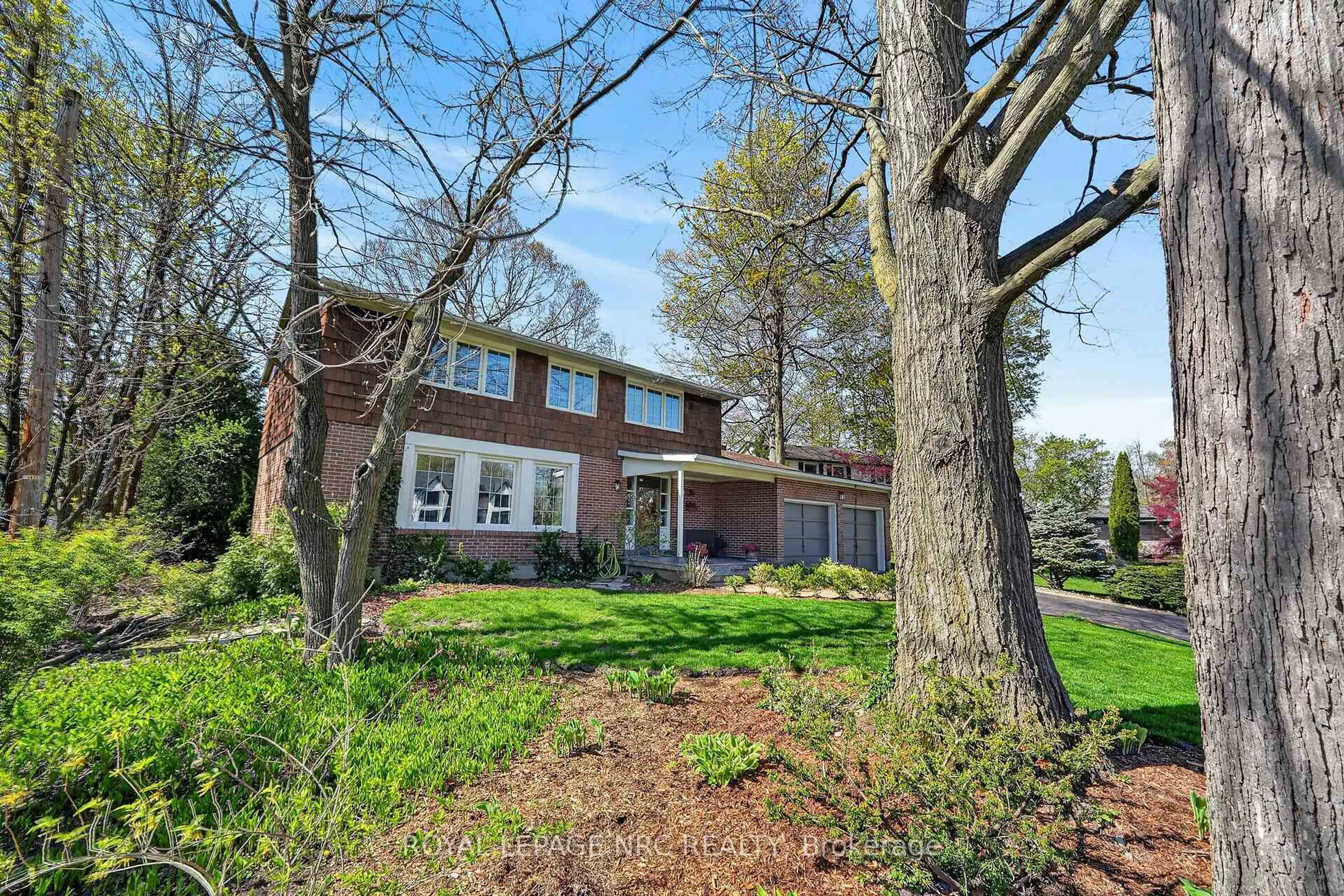 Home with brick exterior material, street for 10 Briarfield Cres, St. Catharines Ontario L2T 3T5