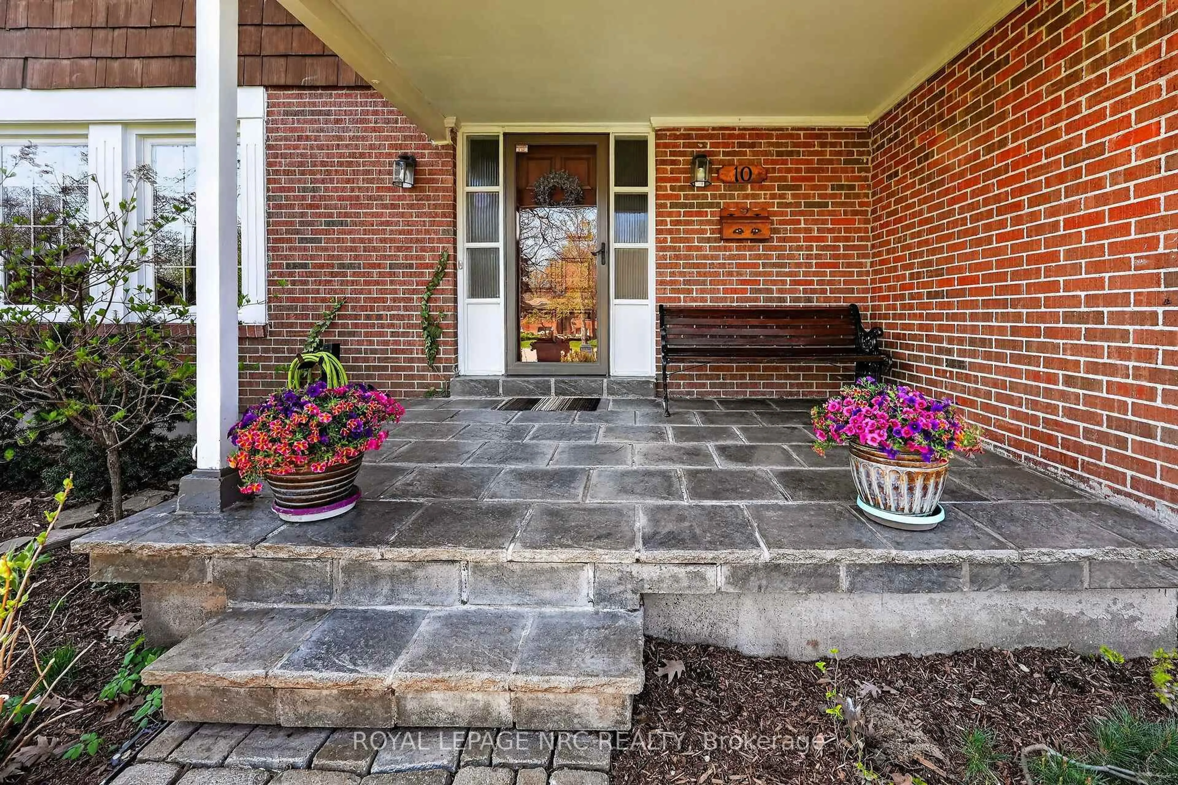 Patio, street for 10 Briarfield Cres, St. Catharines Ontario L2T 3T5