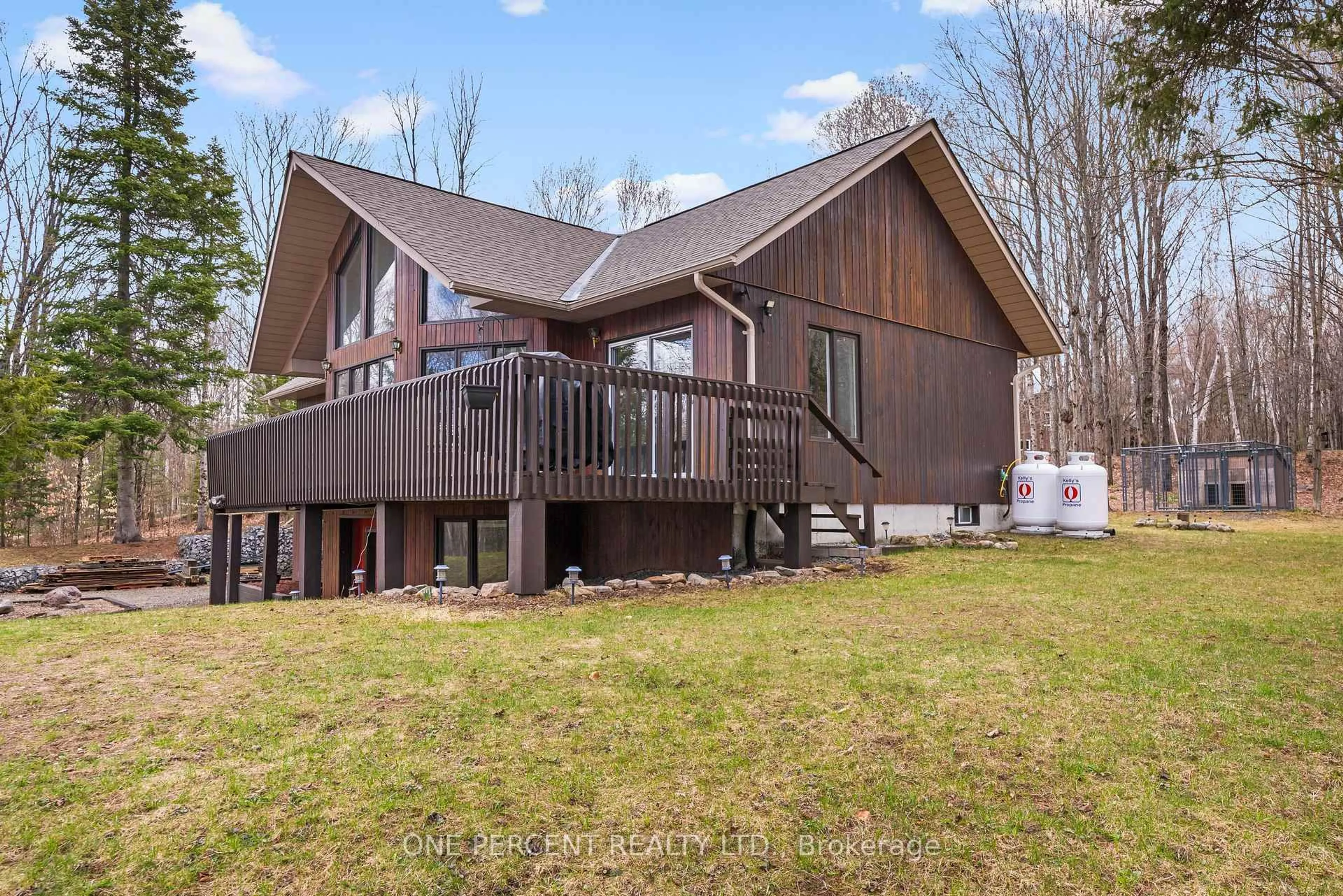 Home with vinyl exterior material, water/lake/river/ocean view for 1069 Chalet Rd, Dysart et al Ontario K0M 1S0