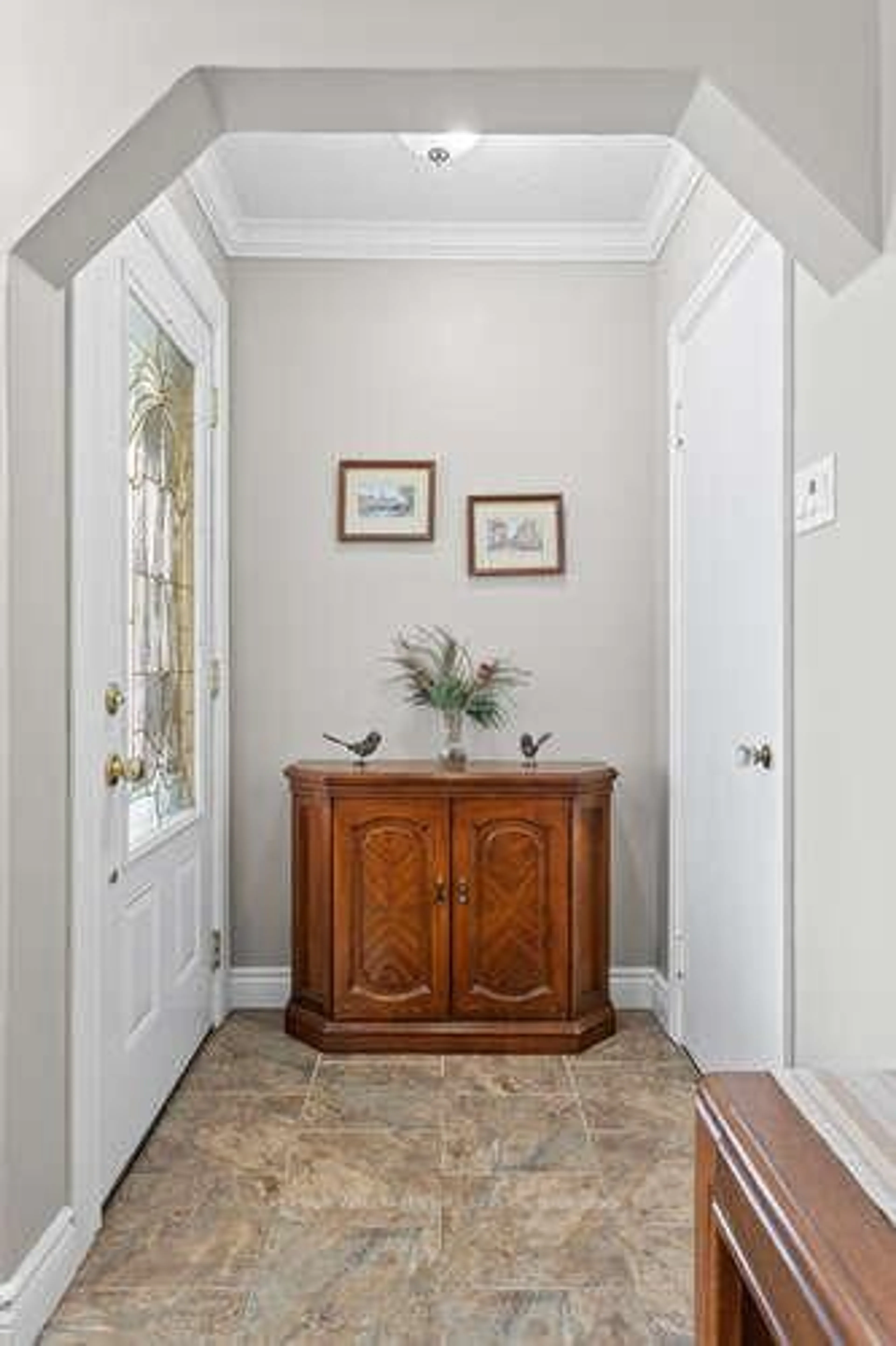 Indoor entryway for 577 Wonderland Rd, London North Ontario N6H 3E2
