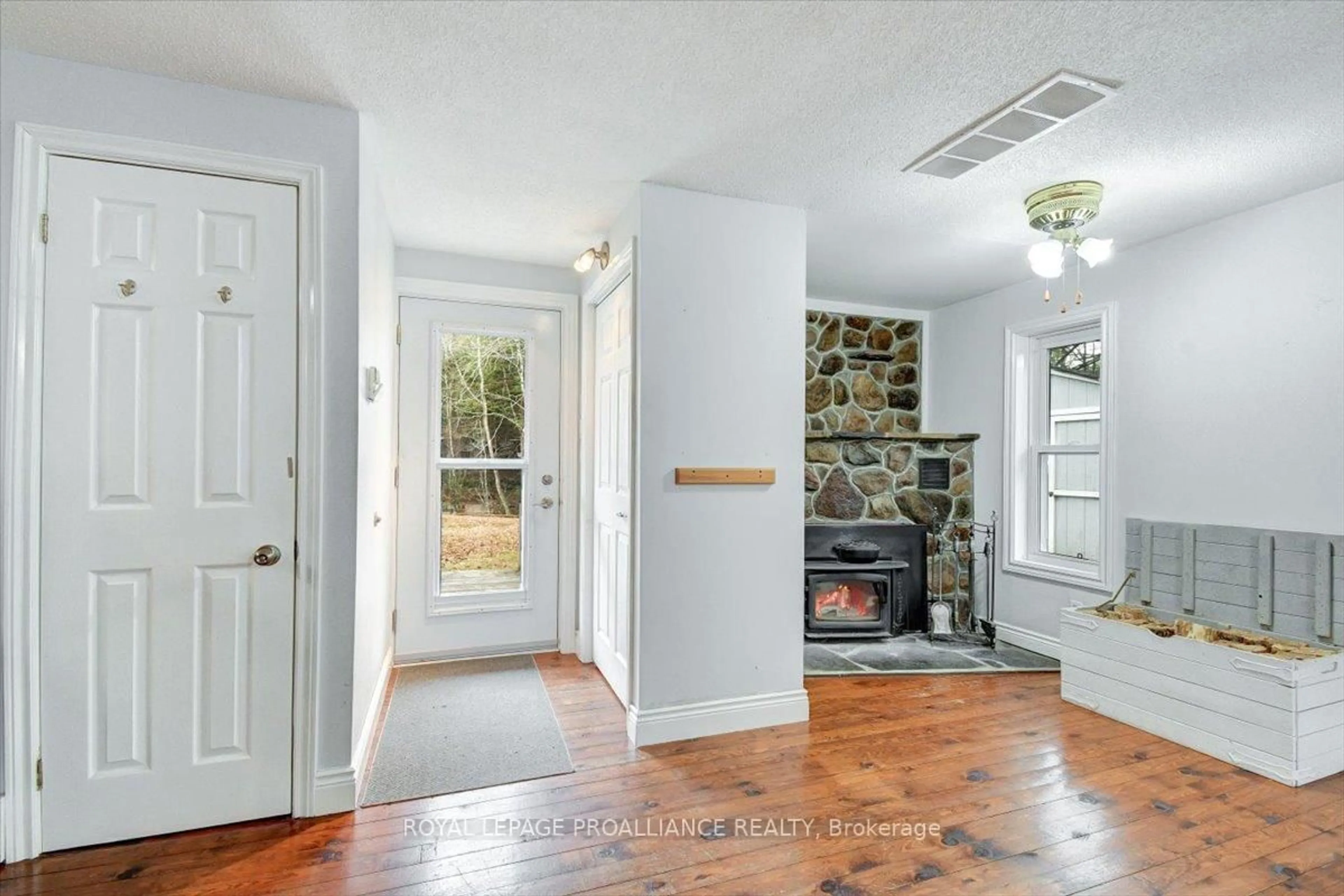 Indoor entryway for 1407 Spooks Bay Lane, Highlands East Ontario K0L 1A0