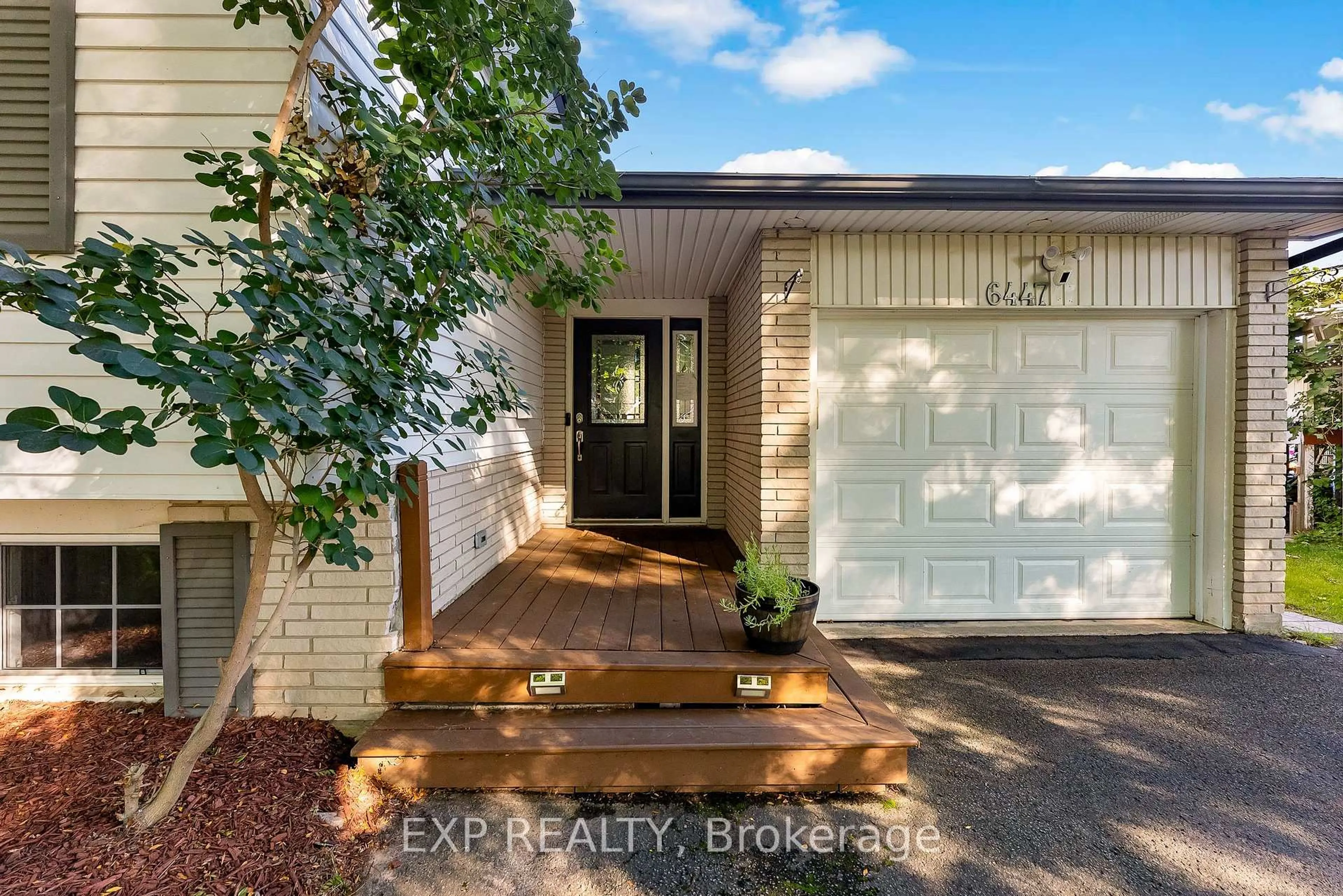 Indoor entryway for 6447 Kendale Crt, Niagara Falls Ontario L2H 1Z2