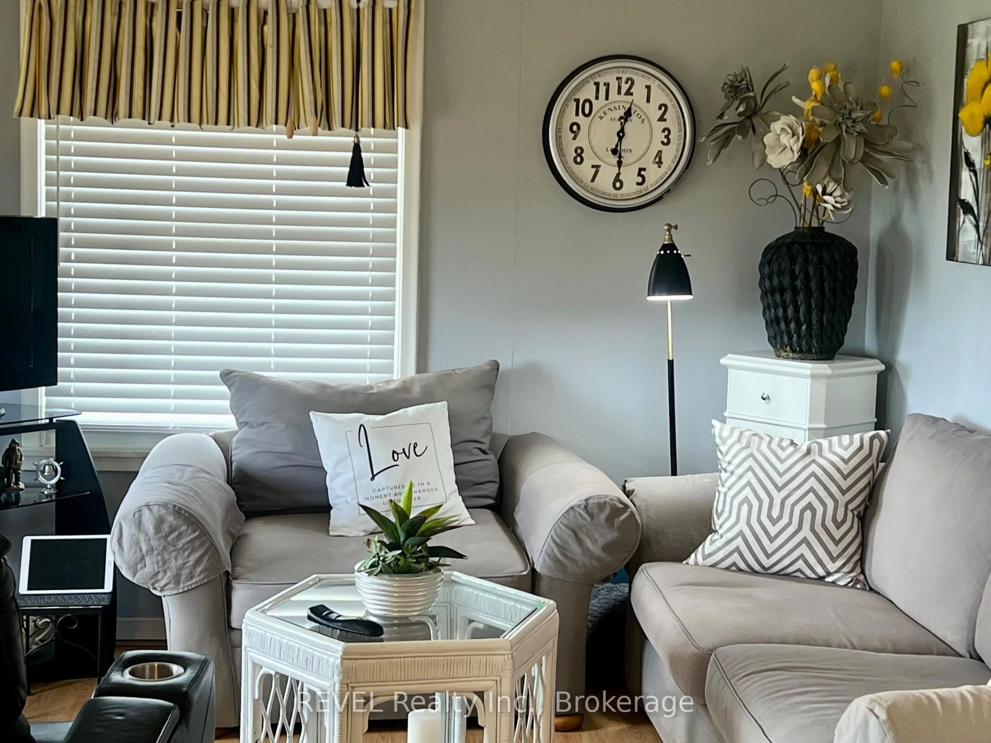 Living room with furniture, unknown for 2493 North Shore Dr, Haldimand Ontario N0A 1K0