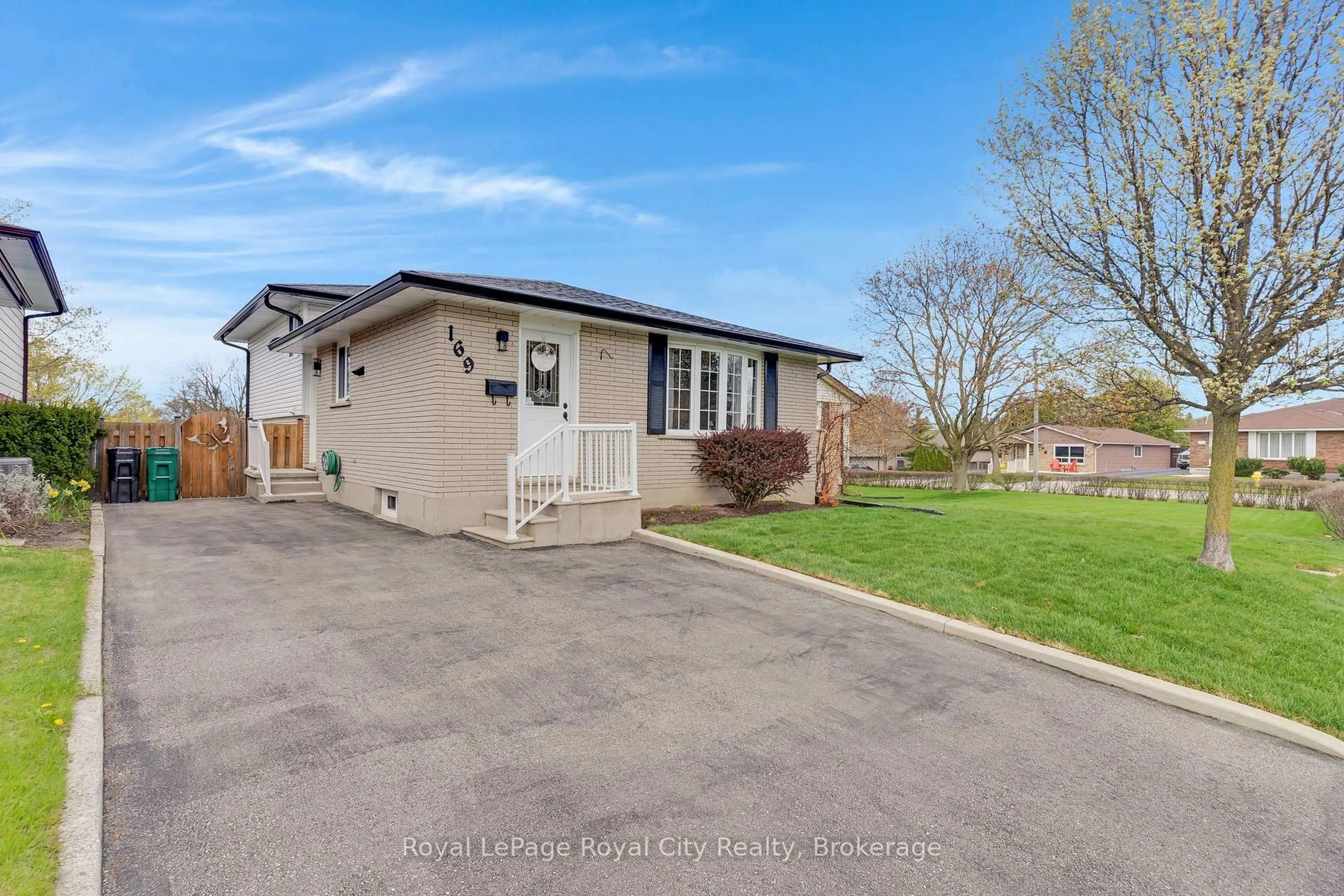 A pic from outside/outdoor area/front of a property/back of a property/a pic from drone, street for 169 Johanna Dr, Cambridge Ontario N1S 4C4