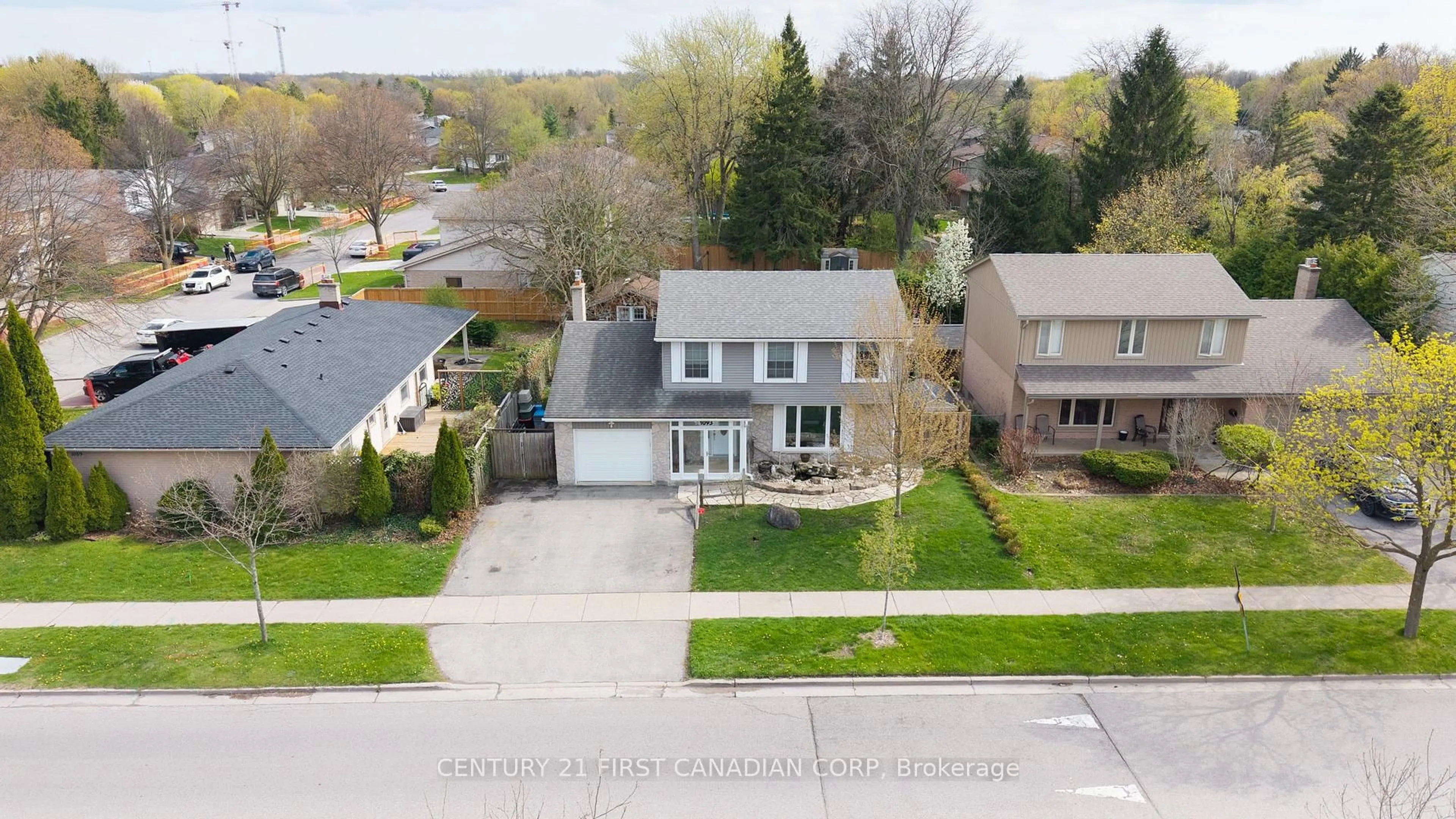 A pic from outside/outdoor area/front of a property/back of a property/a pic from drone, street for 1093 Viscount Rd, London South Ontario N6K 1H9