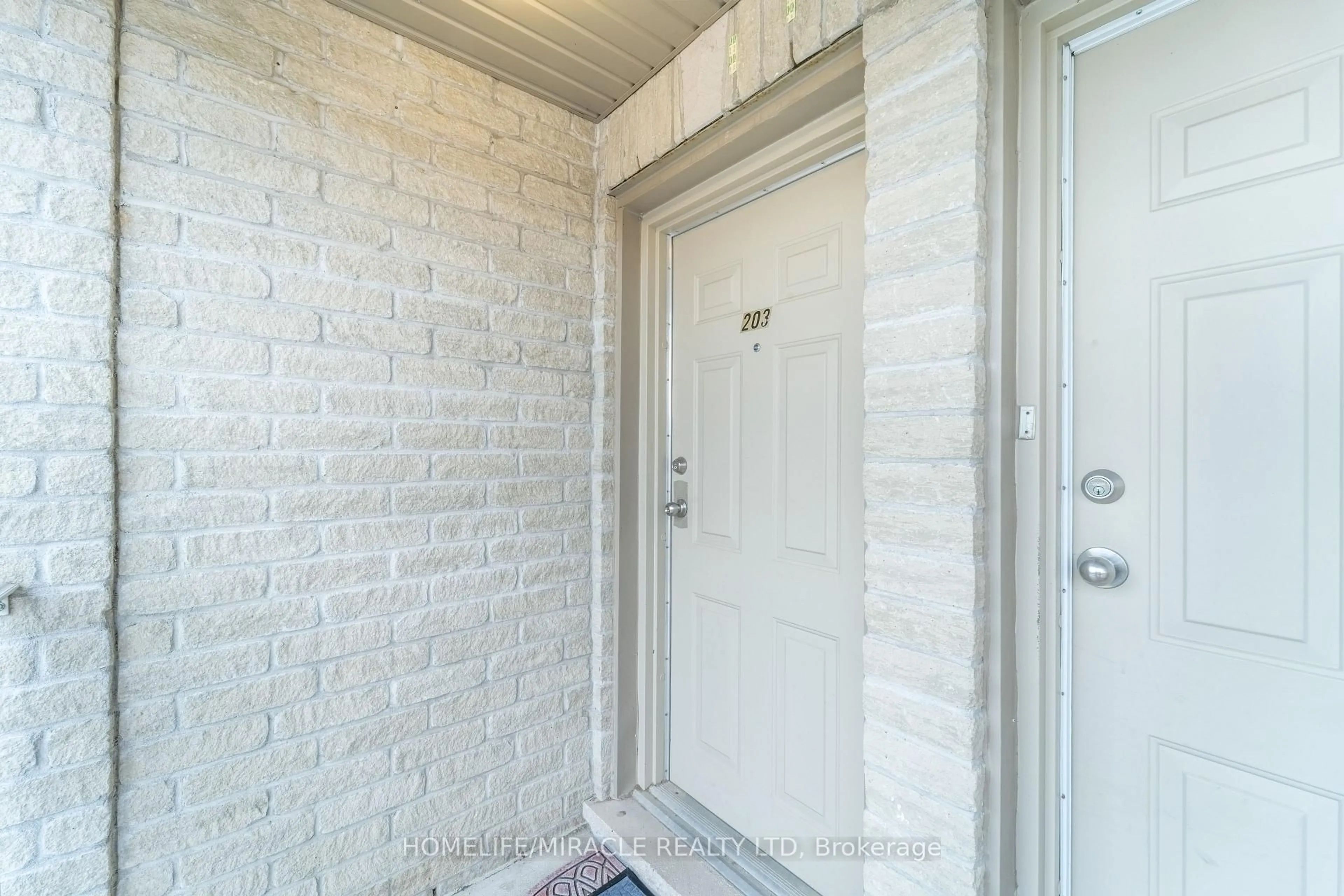 Indoor entryway for 50 Whitlaw Way #203, Brant Ontario N3L 4C3