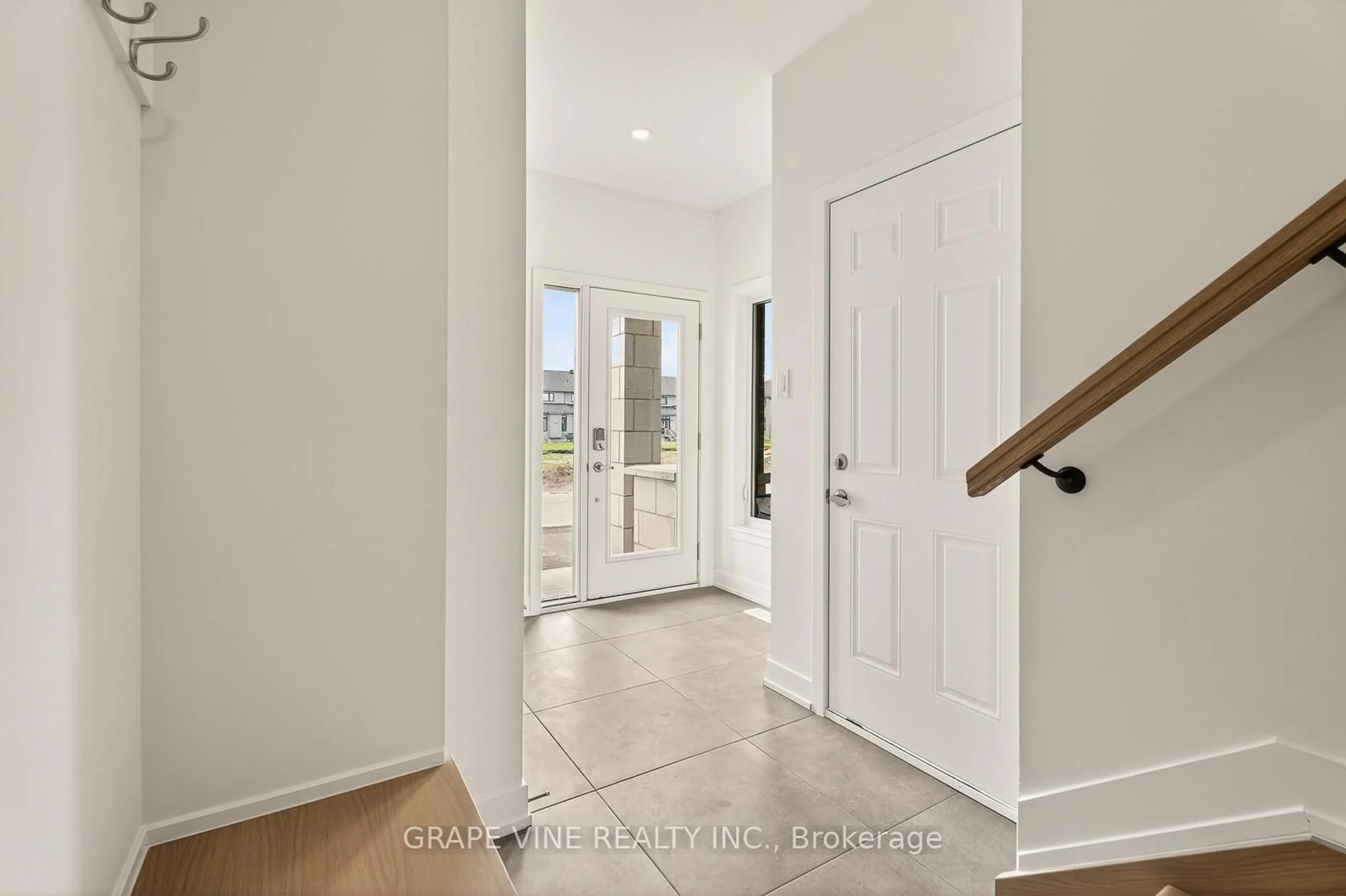Indoor entryway for 578 Arbia Rdge, Kanata Ontario K2S 2S4
