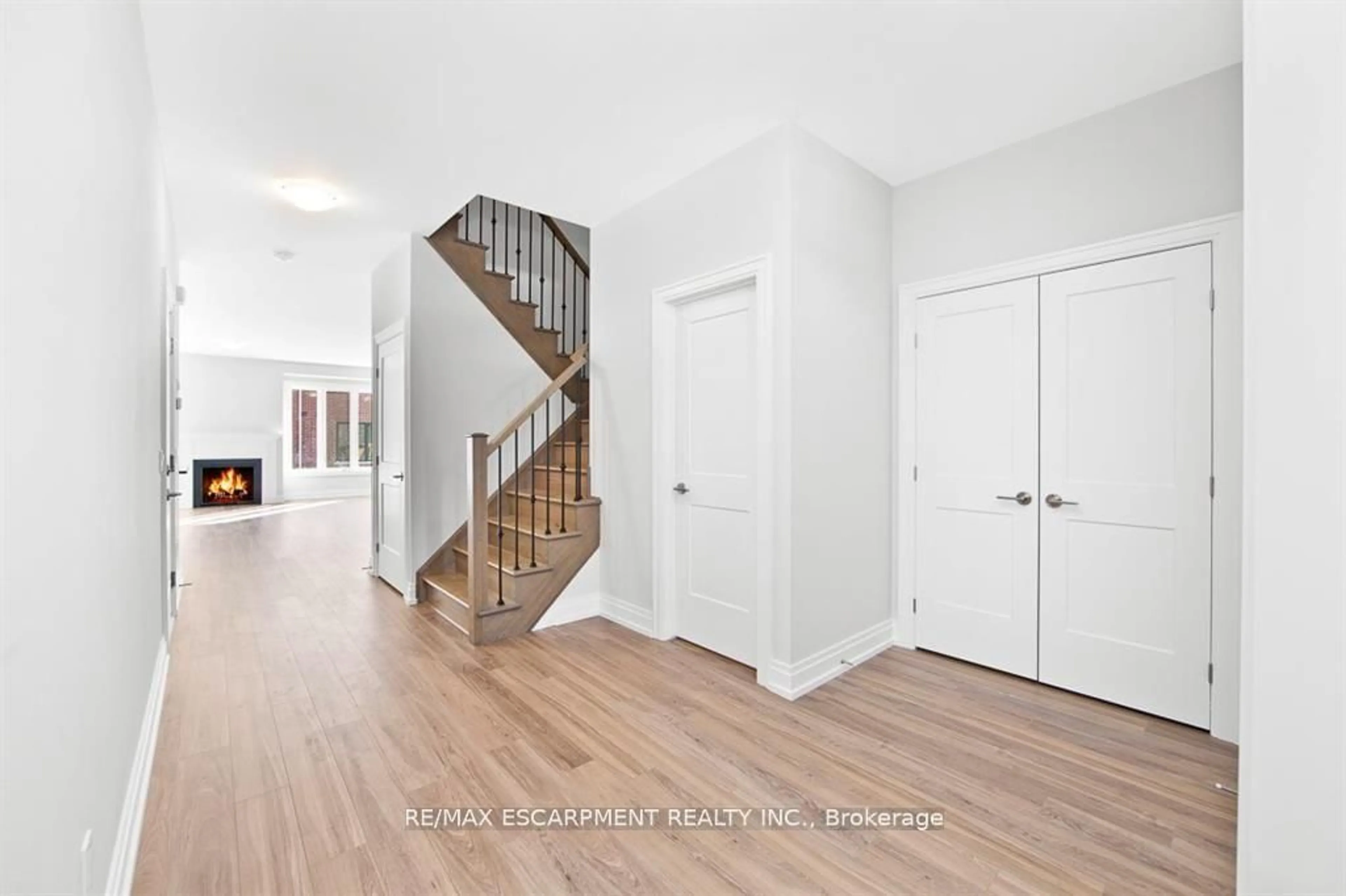 Indoor entryway for 46 Kenesky Dr, Hamilton Ontario L8B 1Y2