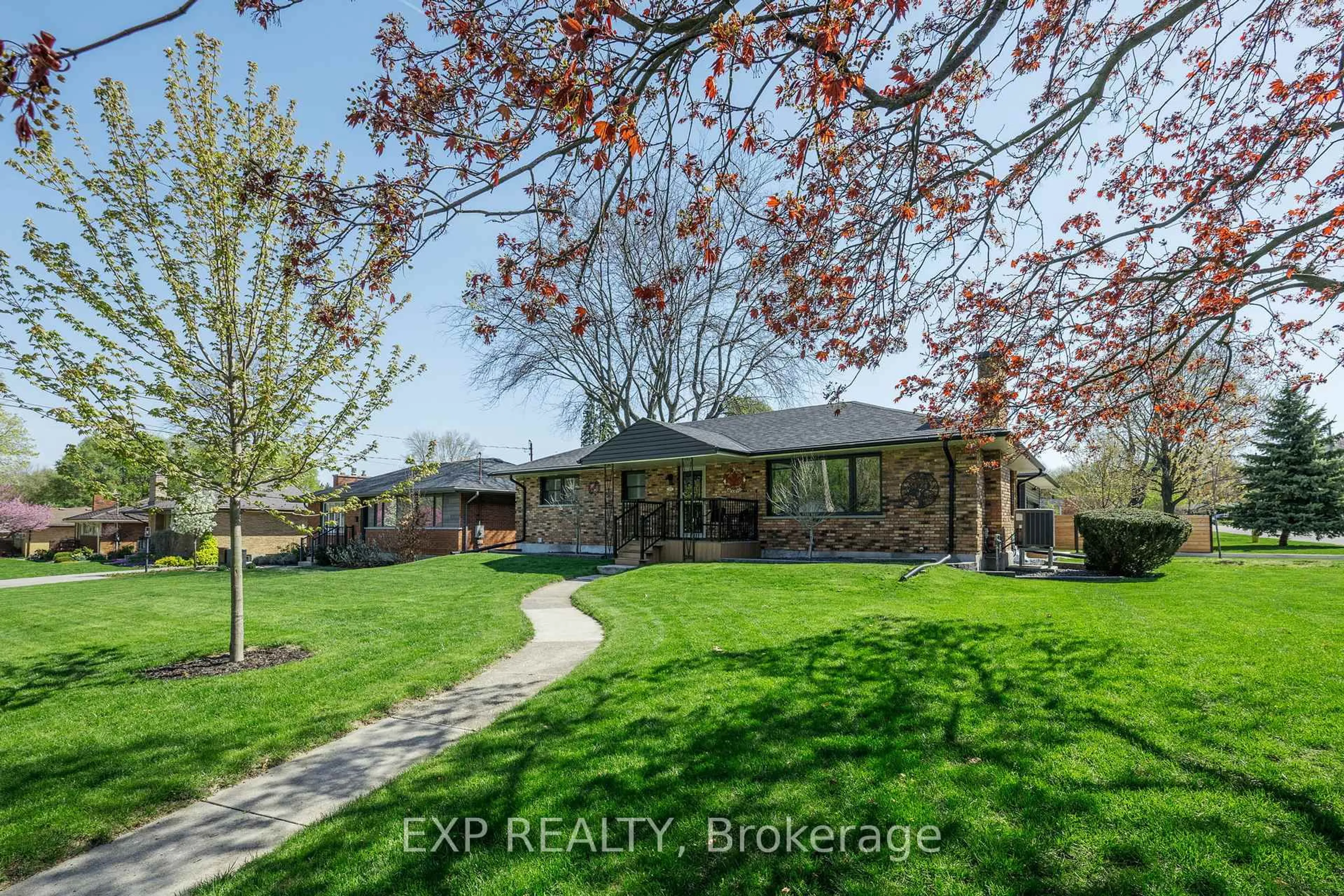 A pic from outside/outdoor area/front of a property/back of a property/a pic from drone, street for 490 Blake St, London South Ontario N6K 2N8