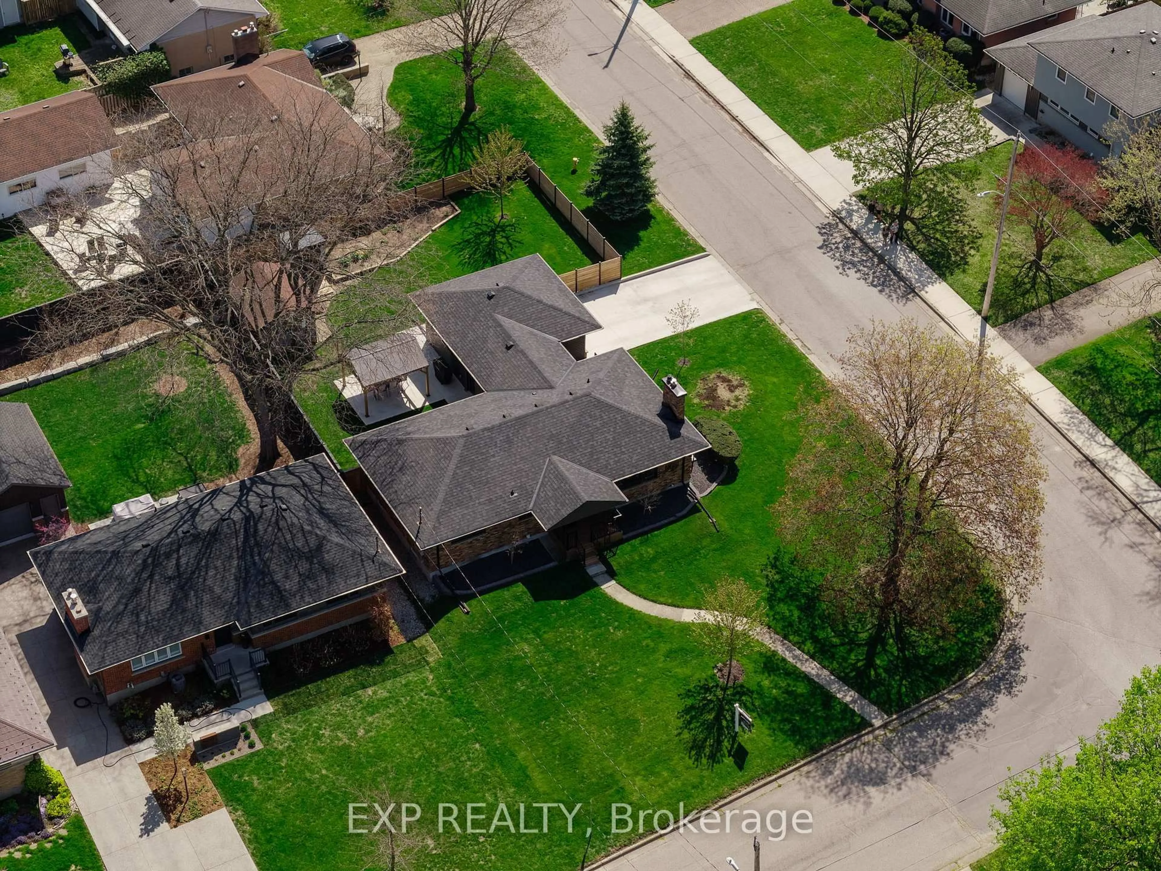 A pic from outside/outdoor area/front of a property/back of a property/a pic from drone, street for 490 Blake St, London South Ontario N6K 2N8