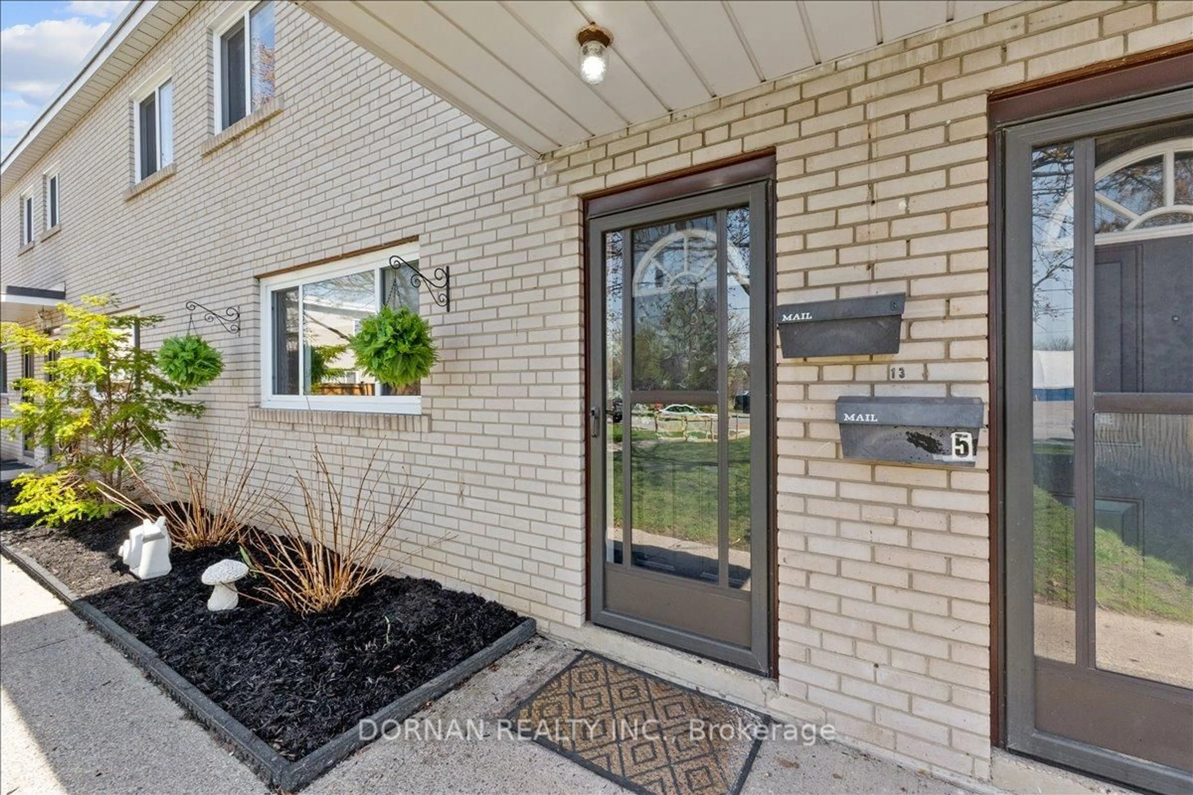 Indoor entryway for 137 Furnace St #6, Cobourg Ontario K9A 2E5