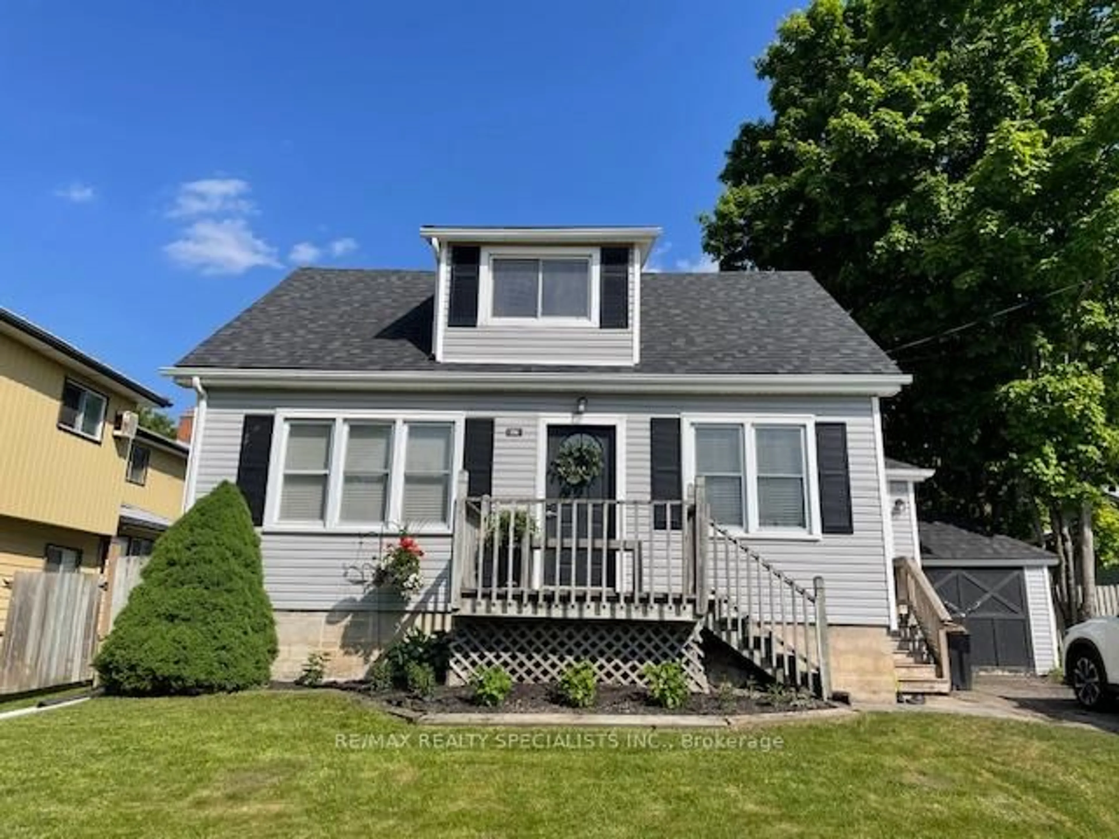 Home with vinyl exterior material, street for 196 Queen St, Centre Wellington Ontario N1M 1S7