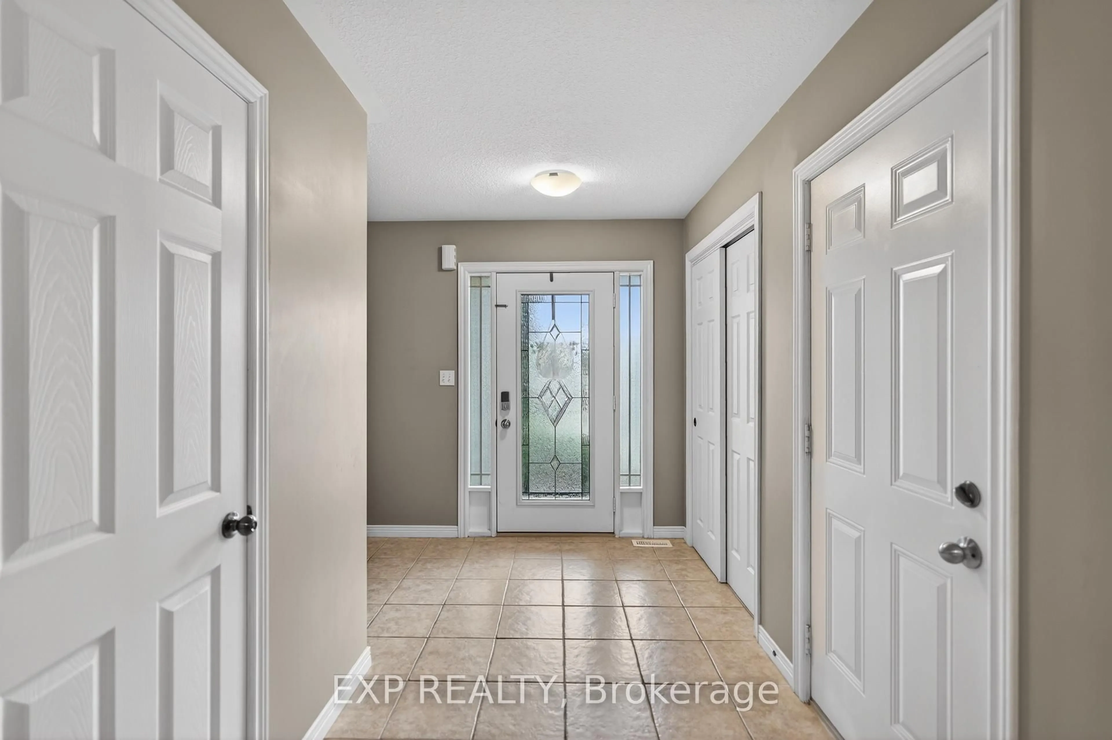 Indoor entryway for 65 Periwinkle Dr, Hamilton Ontario L0R 1P0