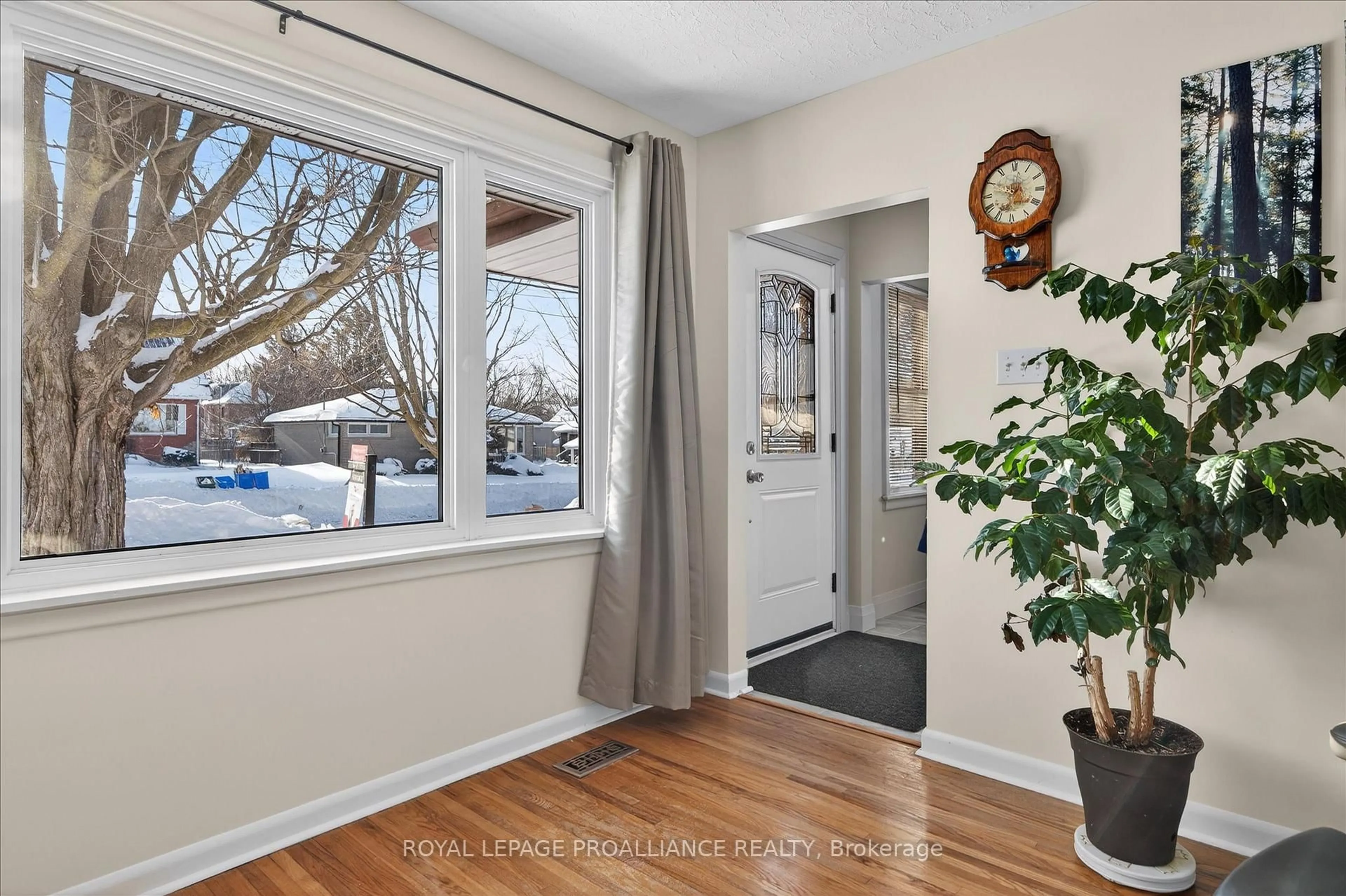 Indoor entryway for 260 Bellevue St, Peterborough Ontario K9H 5E5