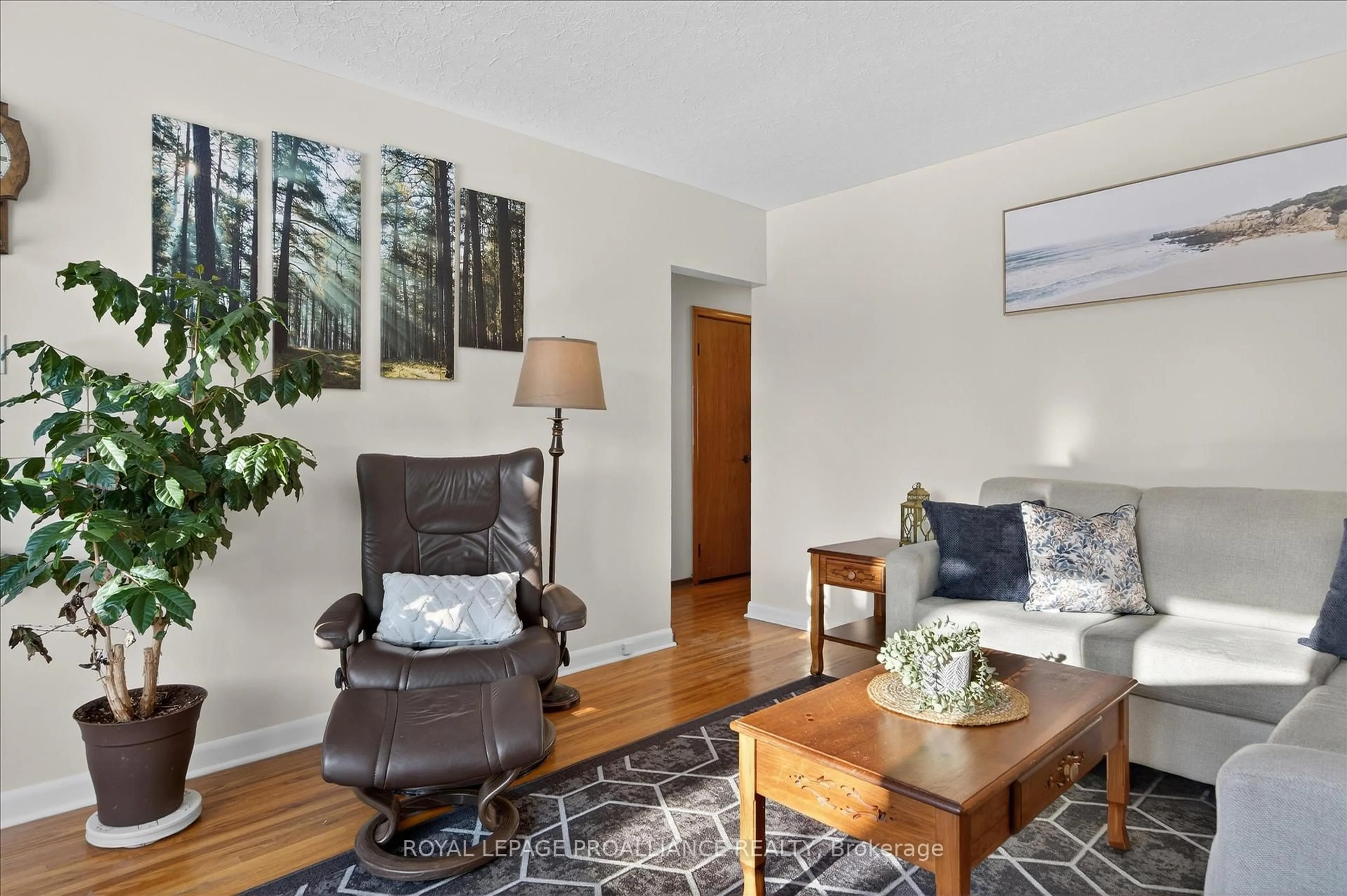 Living room with furniture, wood/laminate floor for 260 Bellevue St, Peterborough Ontario K9H 5E5