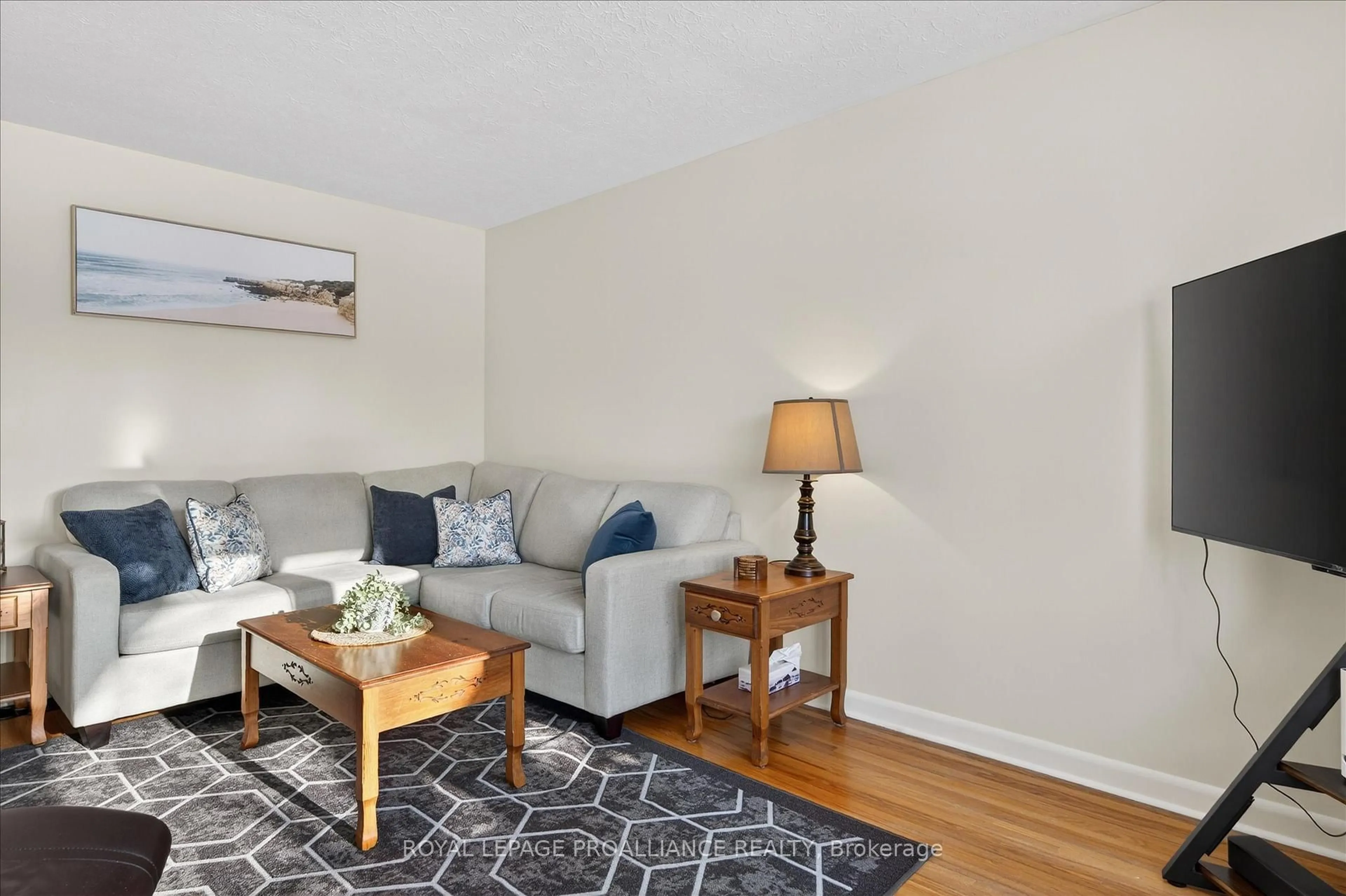 Living room with furniture, wood/laminate floor for 260 Bellevue St, Peterborough Ontario K9H 5E5