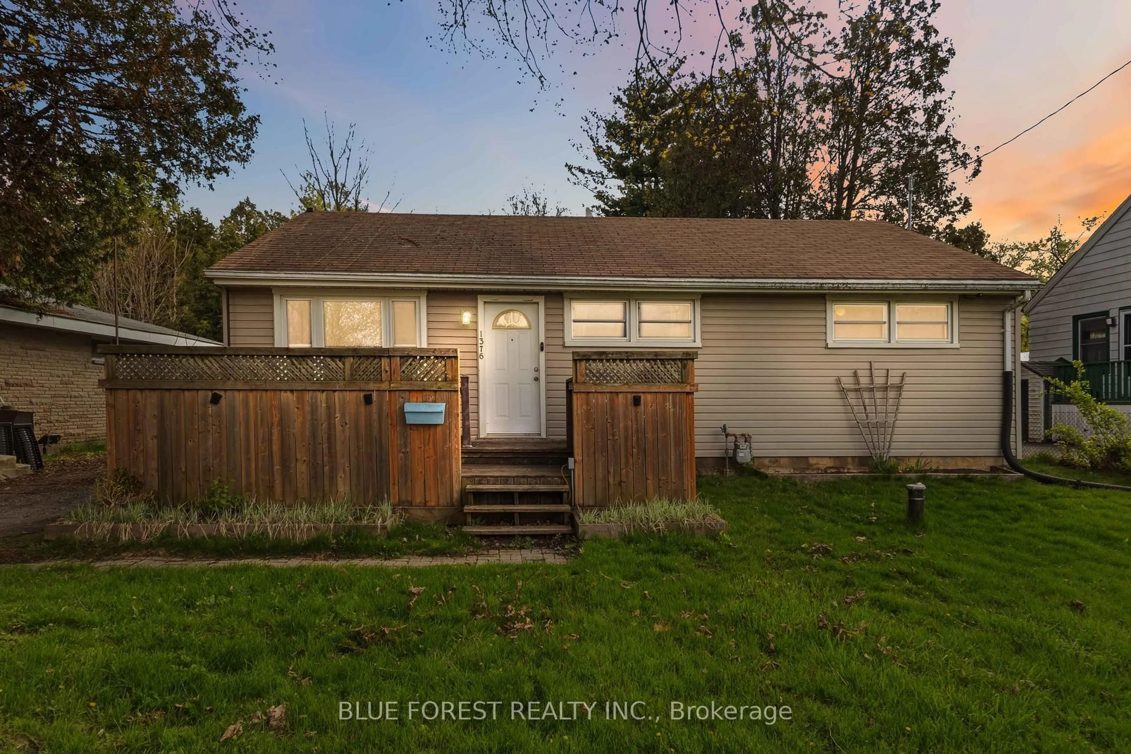 A pic from outside/outdoor area/front of a property/back of a property/a pic from drone, street for 1376 Kostis Ave, London East Ontario N5V 3E2