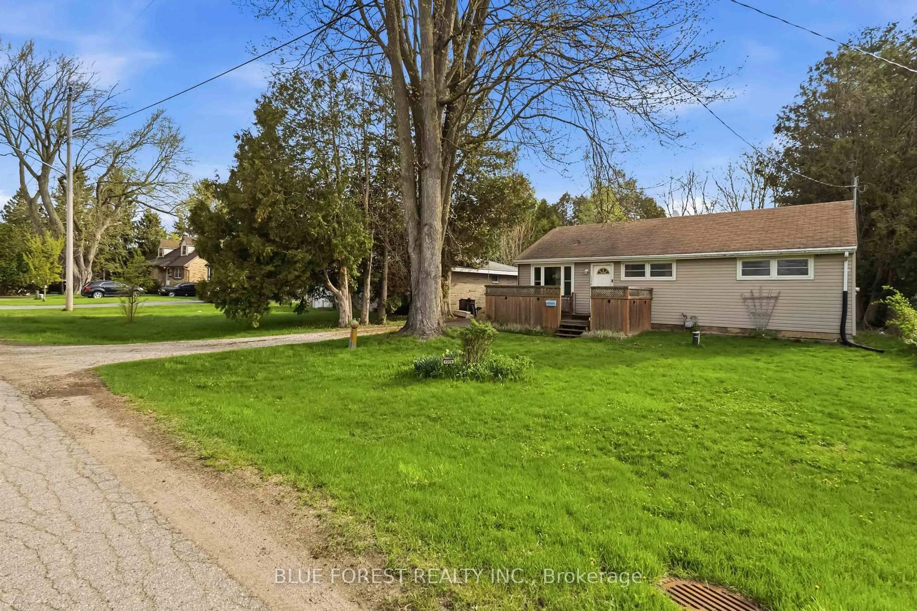 A pic from outside/outdoor area/front of a property/back of a property/a pic from drone, street for 1376 Kostis Ave, London East Ontario N5V 3E2