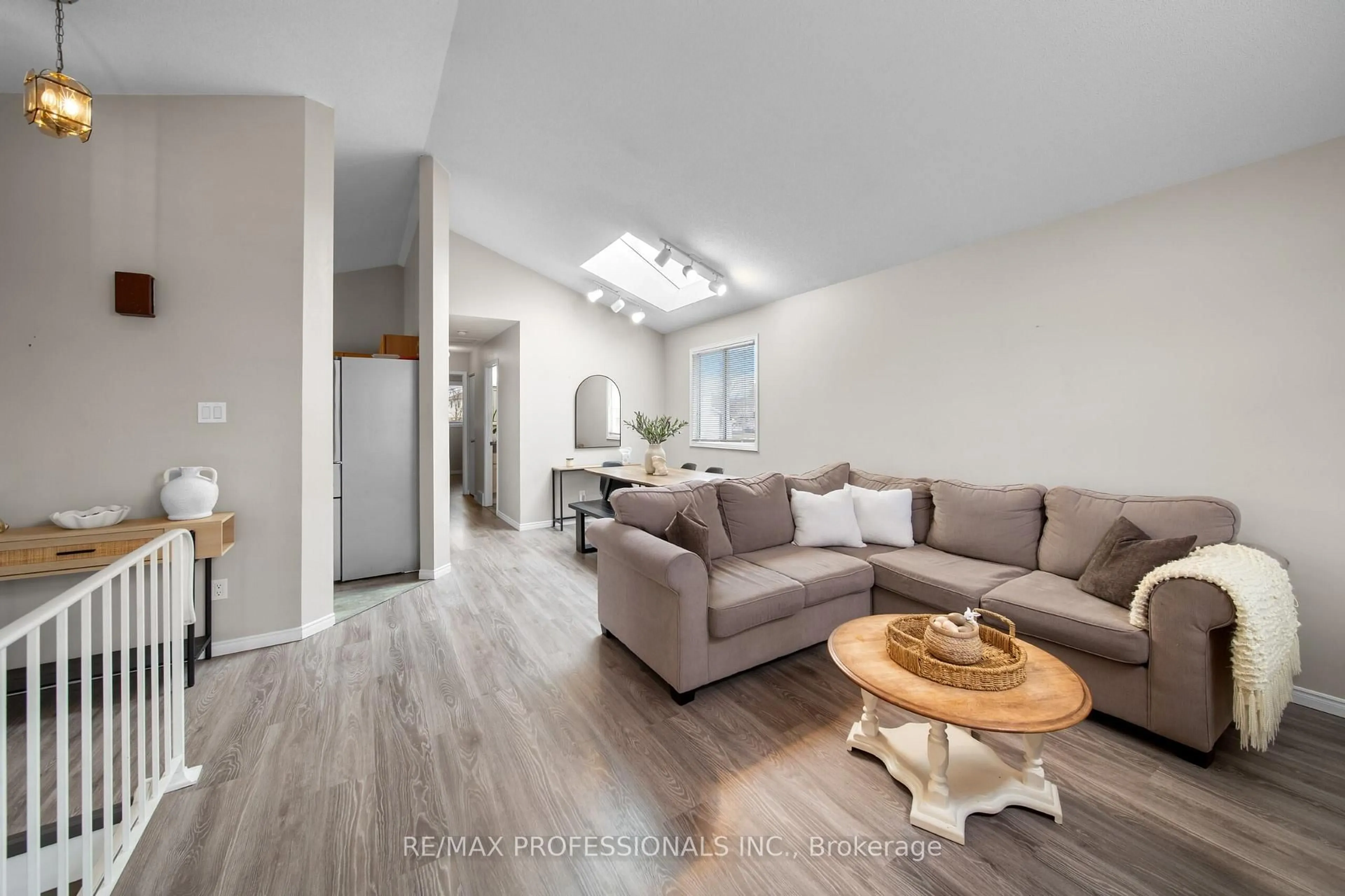Living room with furniture, unknown for 522 Trico Dr, Cambridge Ontario N3H 5M5