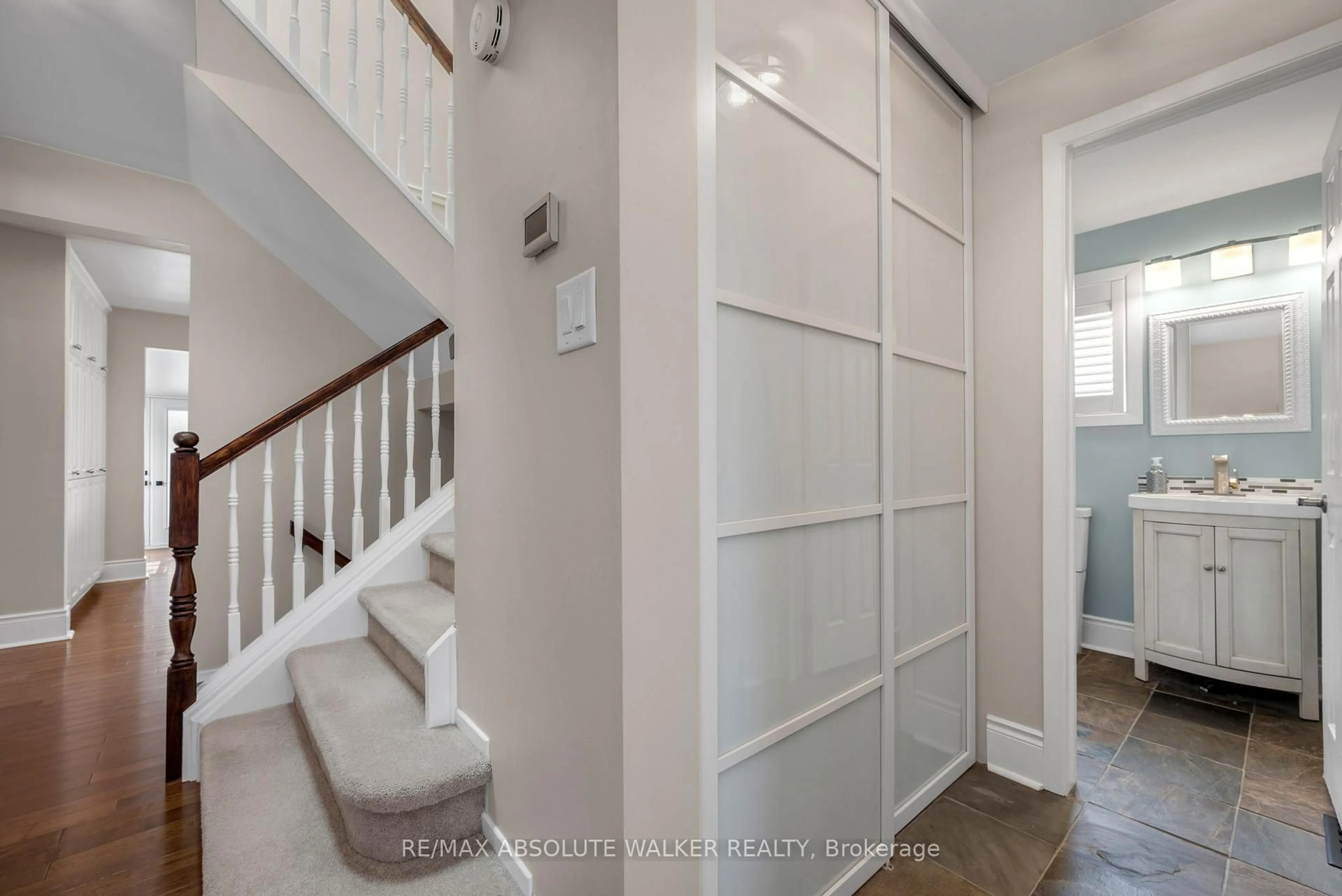 Indoor entryway for 5935 Meadowglen Dr, Ottawa Ontario K1C 5Z6