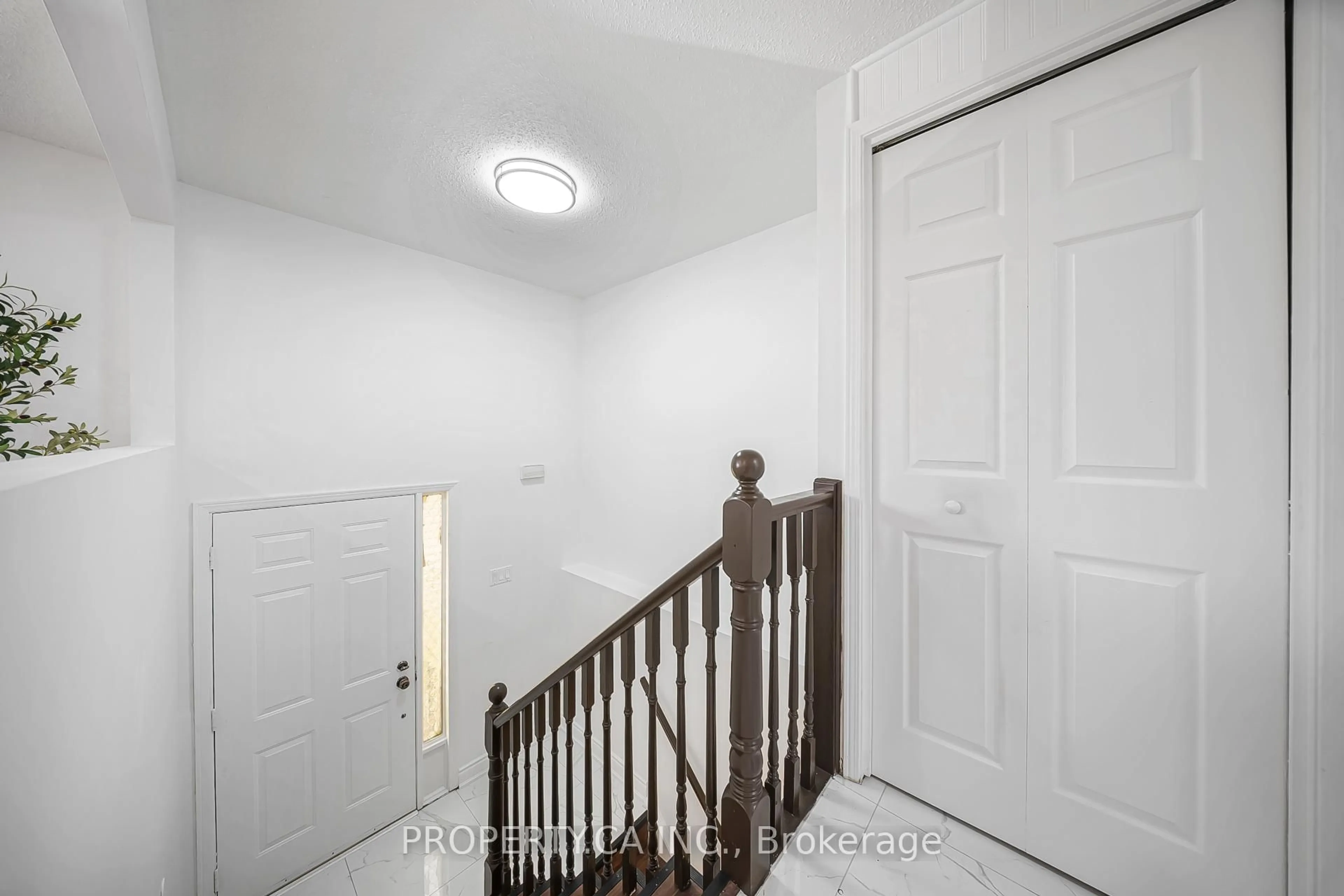 Indoor entryway for 89 Ristau Cres, Kitchener Ontario N2E 3A9