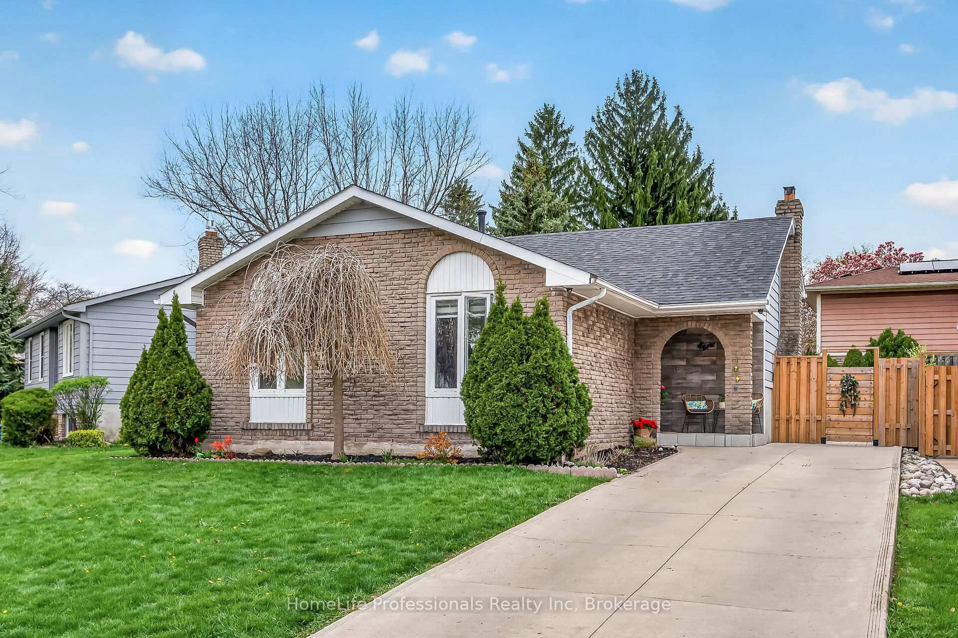 Home with brick exterior material, street for 8 FORESTGATE Ave, Hamilton Ontario L9C 6A3