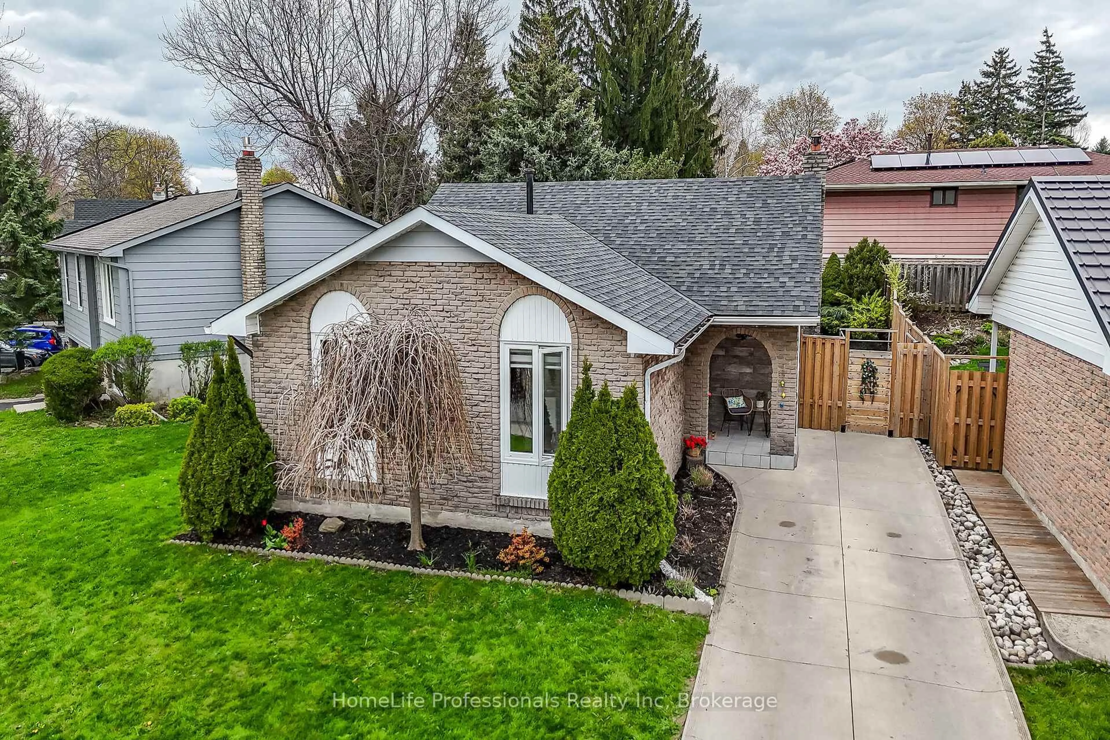 A pic from outside/outdoor area/front of a property/back of a property/a pic from drone, street for 8 FORESTGATE Ave, Hamilton Ontario L9C 6A3