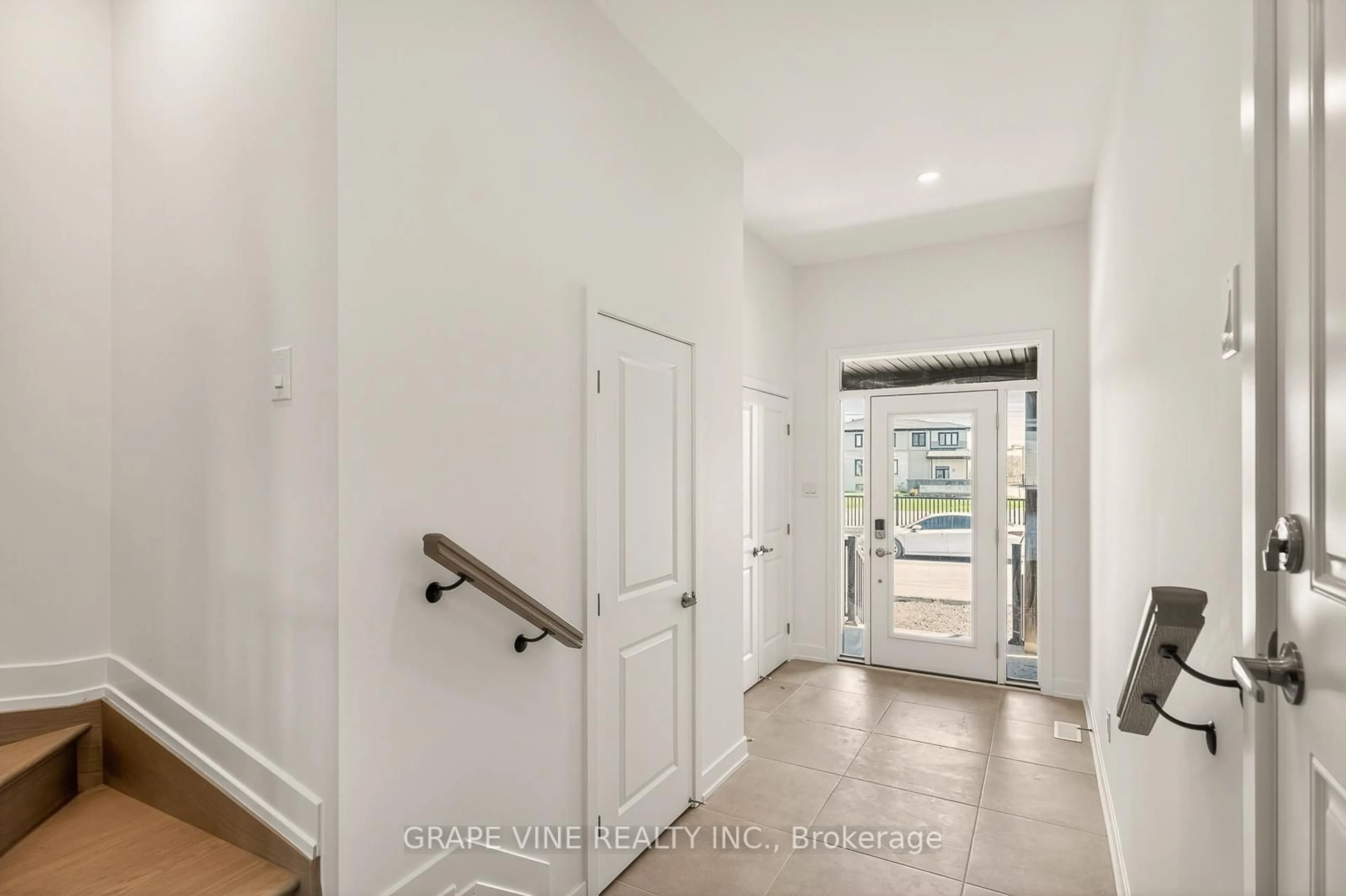 Indoor entryway for 122 San Felice Circ, Ottawa Ontario K2S 2S7