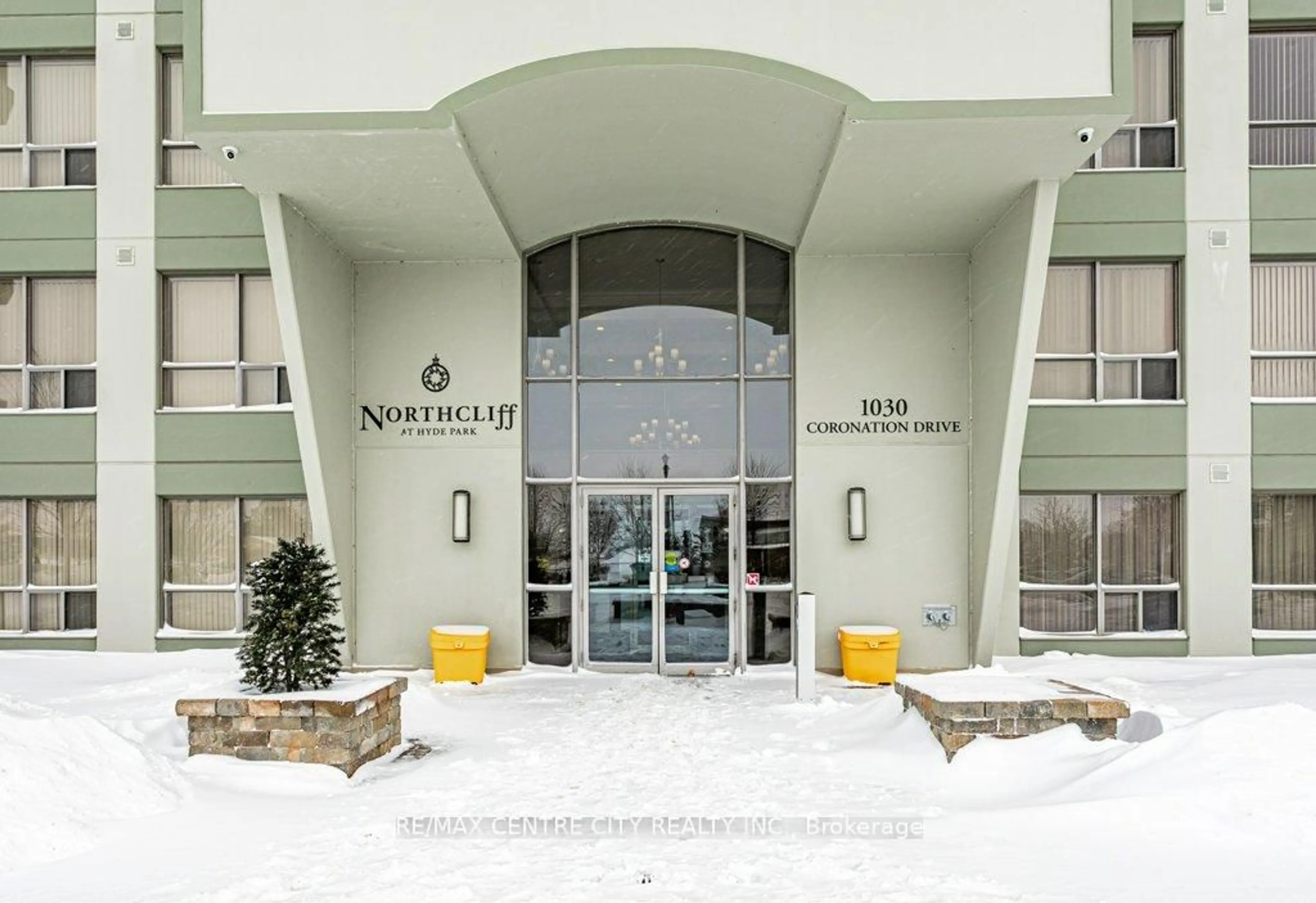 Indoor foyer for 1030 Coronation Dr #709, London North Ontario N6G 0G5