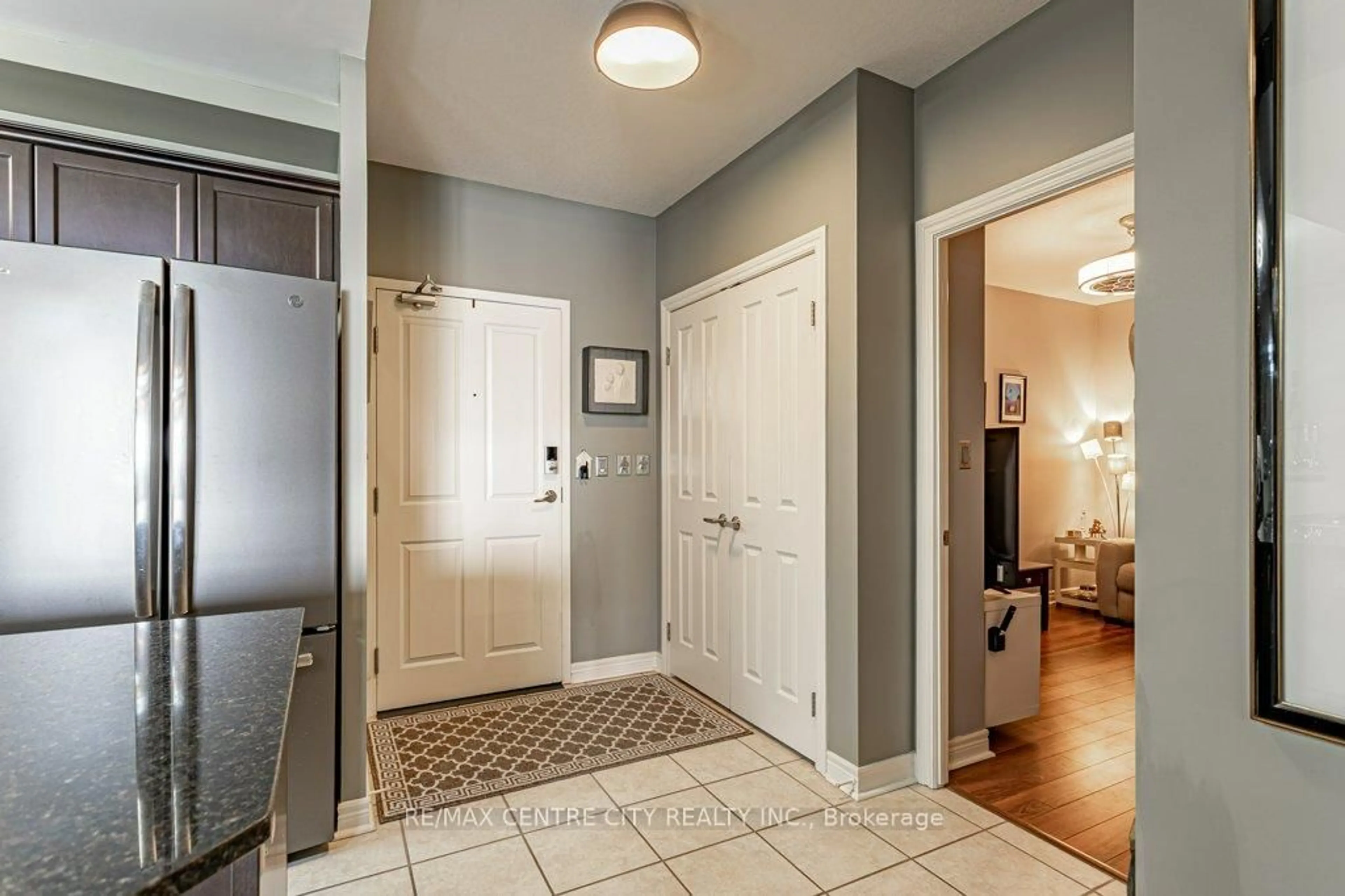 Indoor entryway for 1030 Coronation Dr #709, London North Ontario N6G 0G5