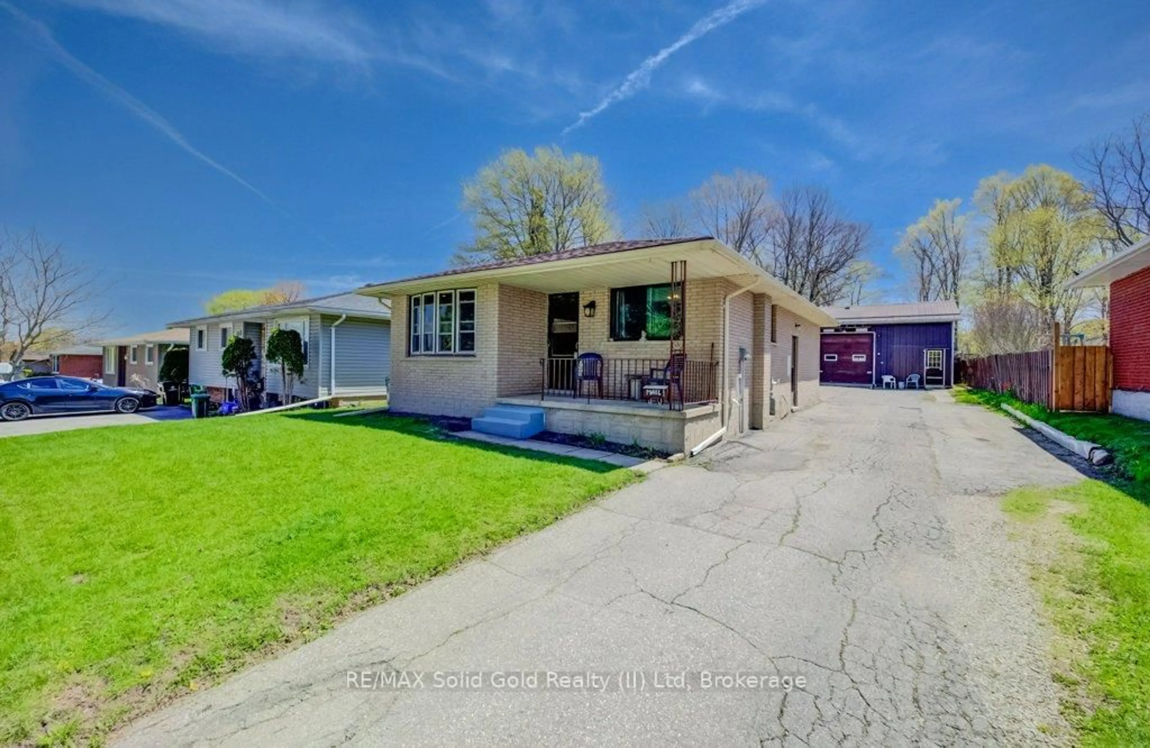 A pic from outside/outdoor area/front of a property/back of a property/a pic from drone, street for 291 Westwood Dr, Kitchener Ontario N2M 2L3